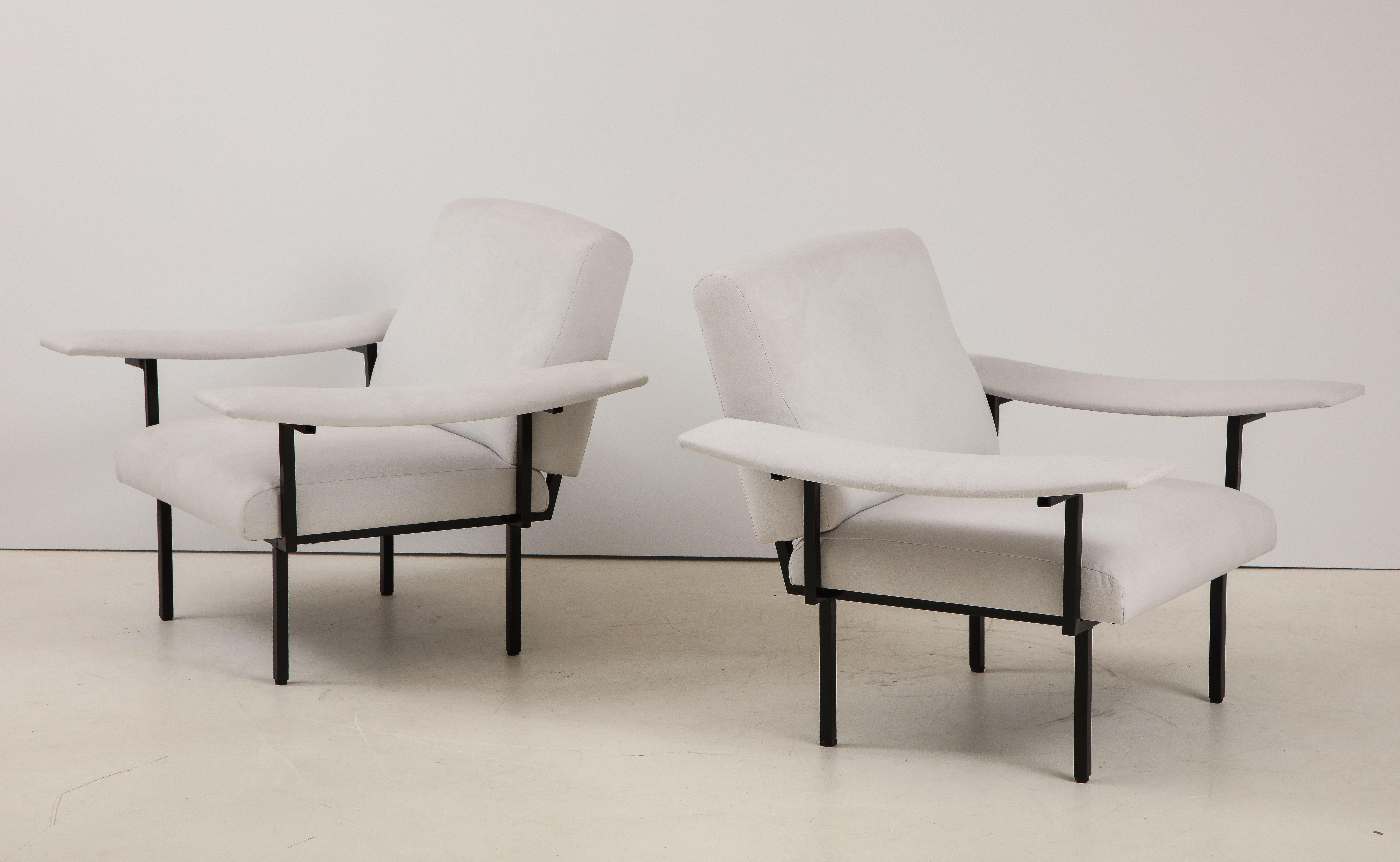Paire de fauteuils modernistes italiens tapissés de fer, datant d'environ 1960  en vente 4