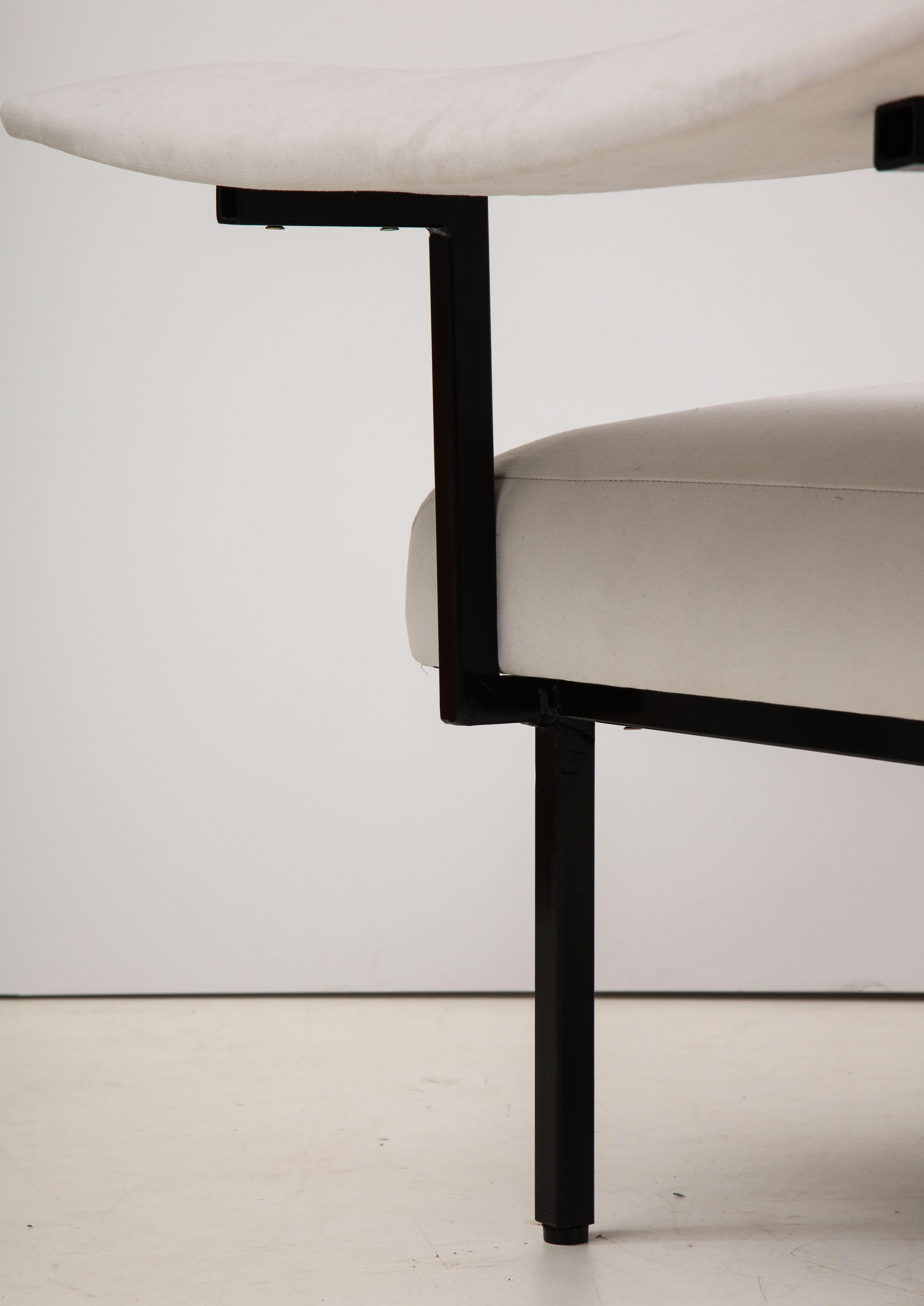 Paire de fauteuils modernistes italiens tapissés de fer, datant d'environ 1960  en vente 7