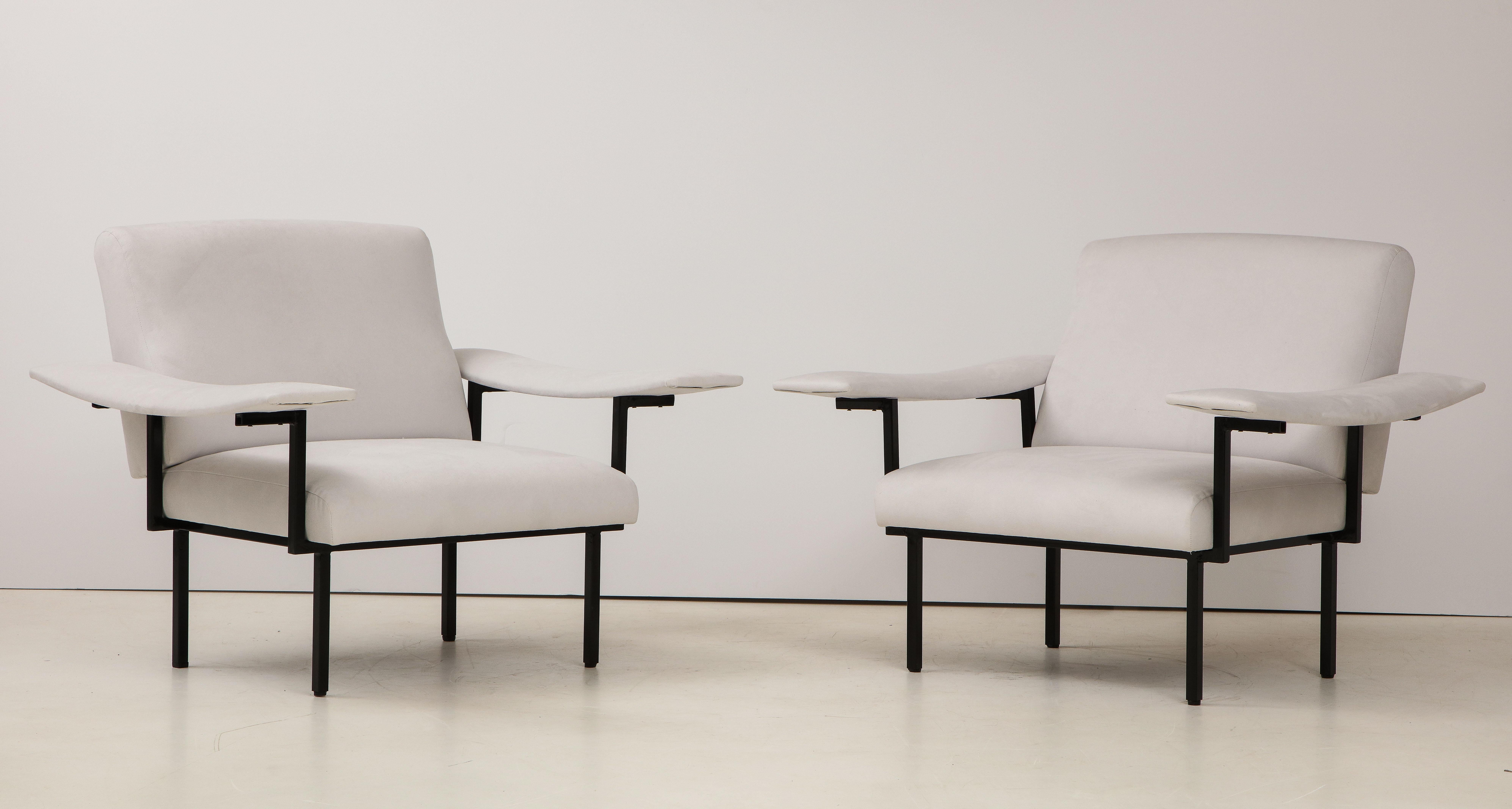 Ein elegantes und einzigartiges Paar moderner italienischer Sessel. Der Eisenrahmen trägt eine breite Sitzfläche, eine Rückenlehne und eine extra breite Armlehne, die sich bis zur Rückseite des Stuhls erstreckt; neu gepolstert mit weichem grauem