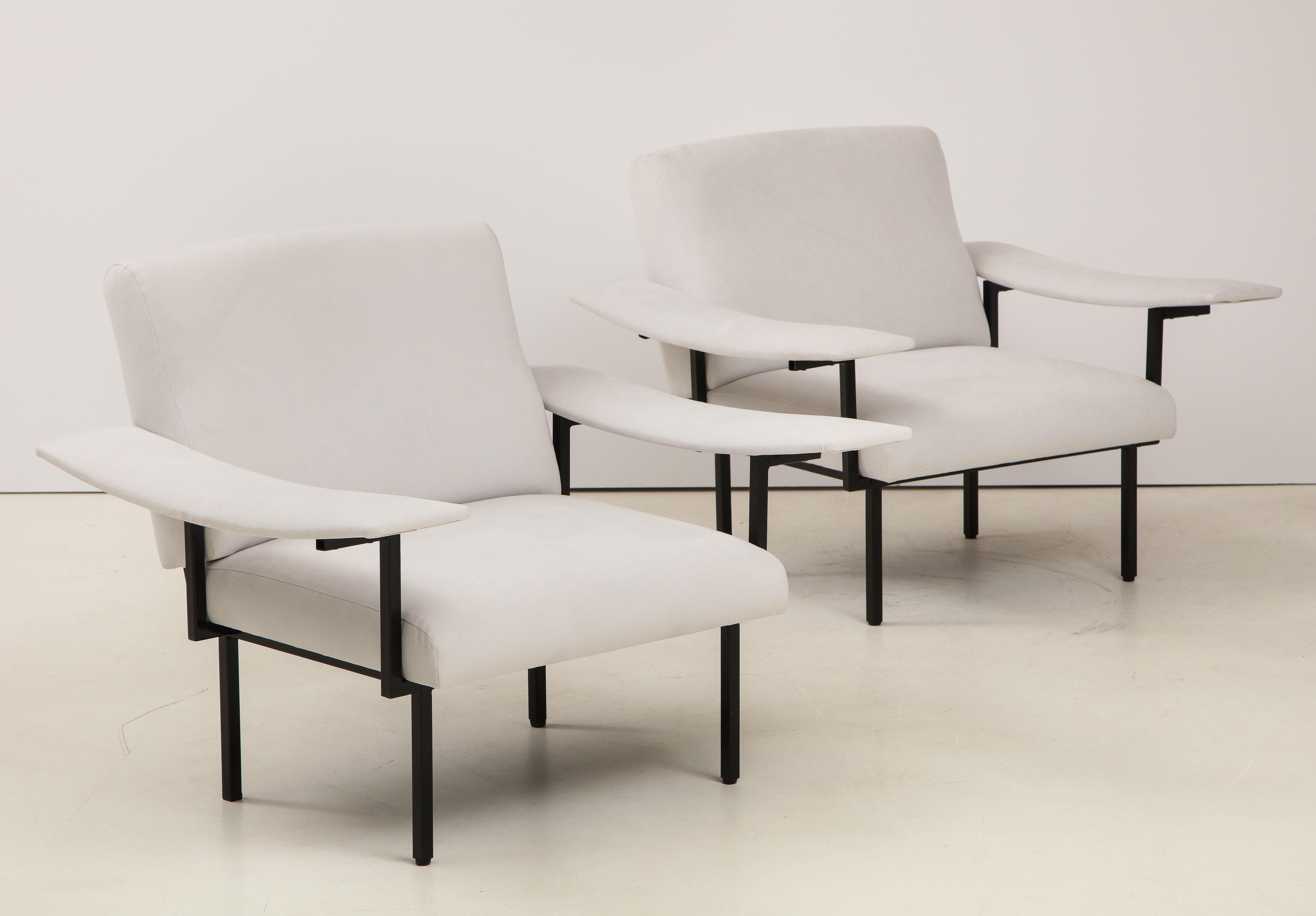 Mid-20th Century Pair of Italian Modernist Iron Upholstered Armchairs, circa 1960  For Sale
