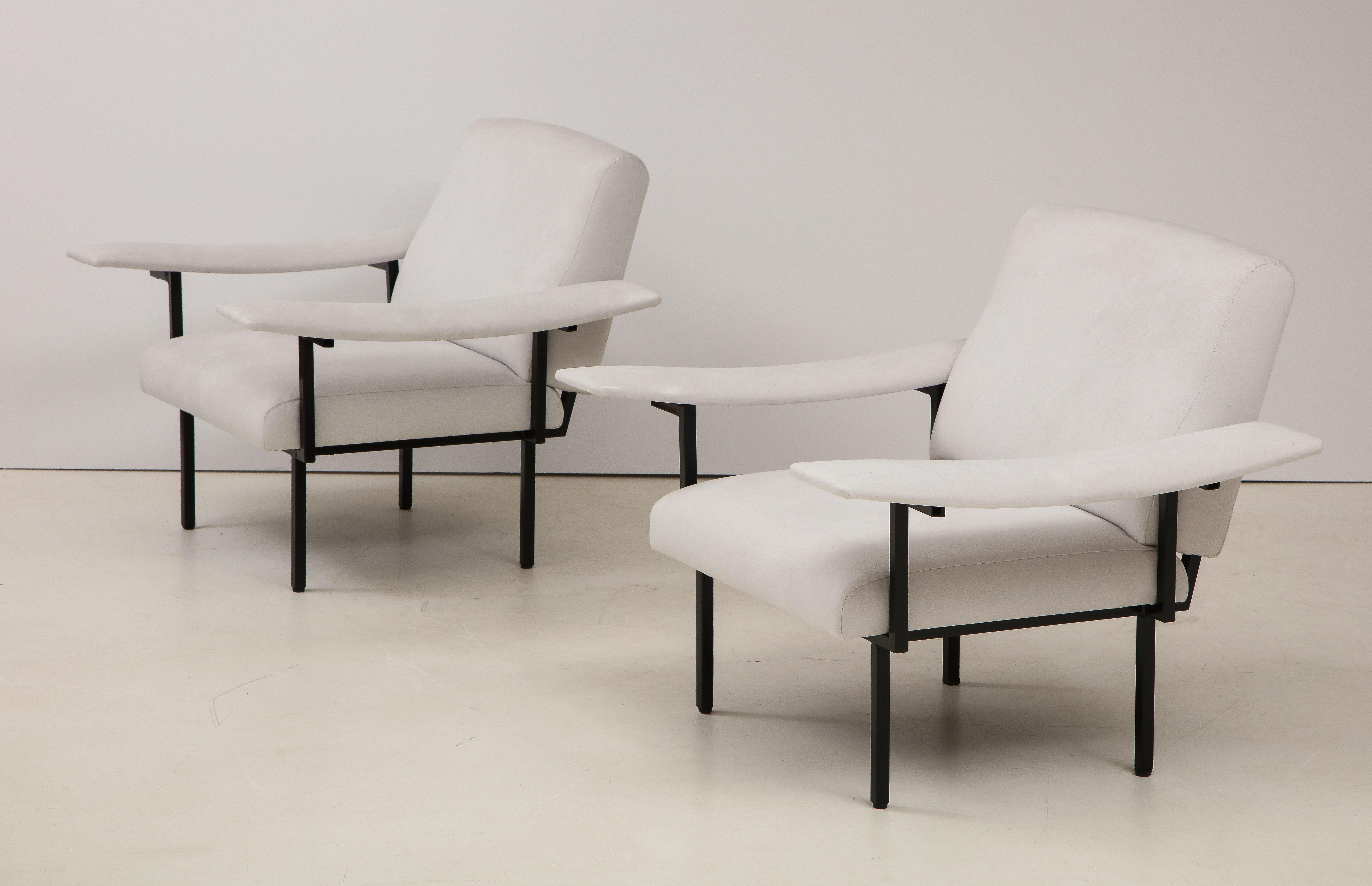 Paire de fauteuils modernistes italiens tapissés de fer, datant d'environ 1960  en vente 2