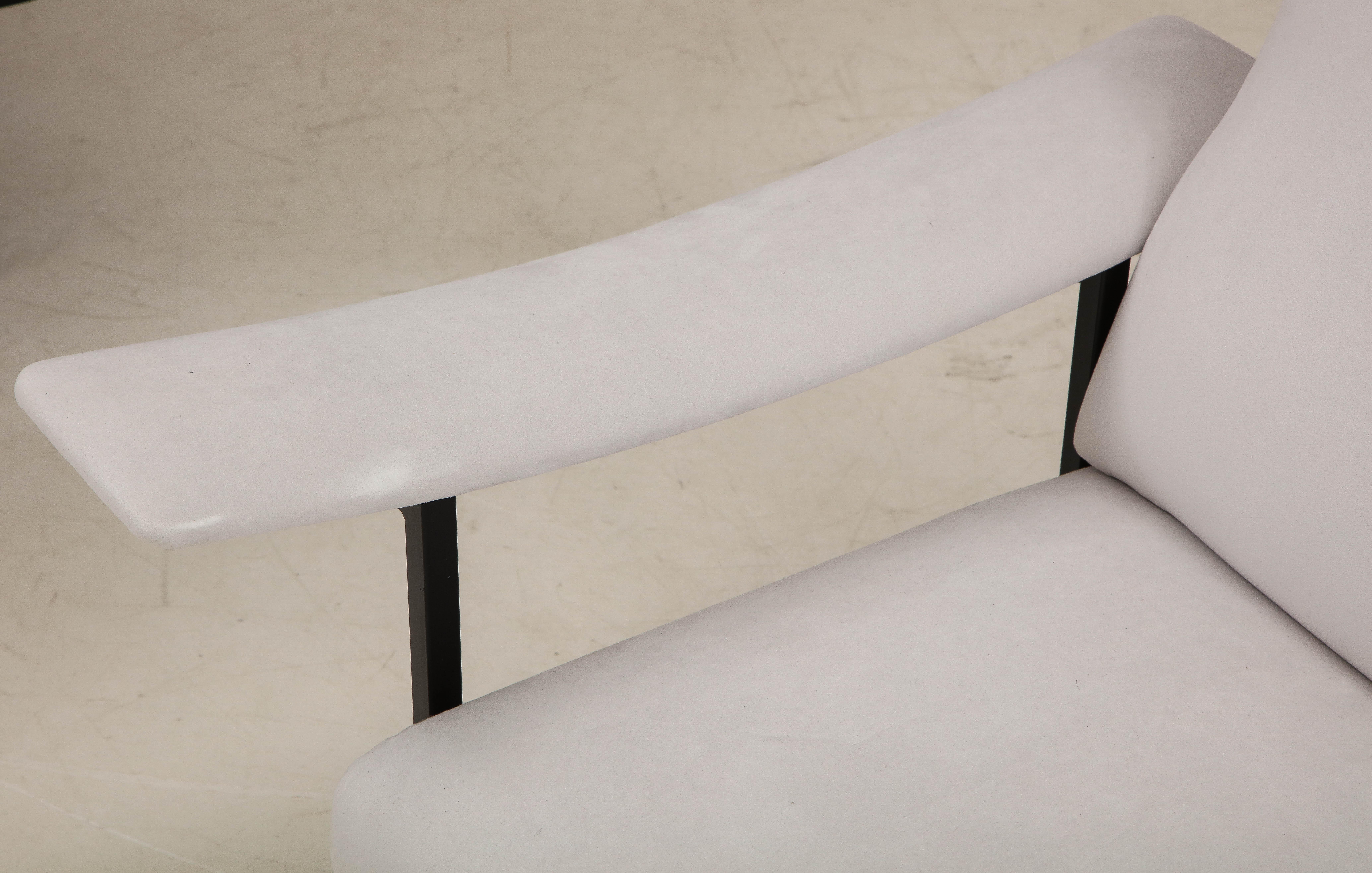 Paire de fauteuils modernistes italiens tapissés de fer, datant d'environ 1960  en vente 3
