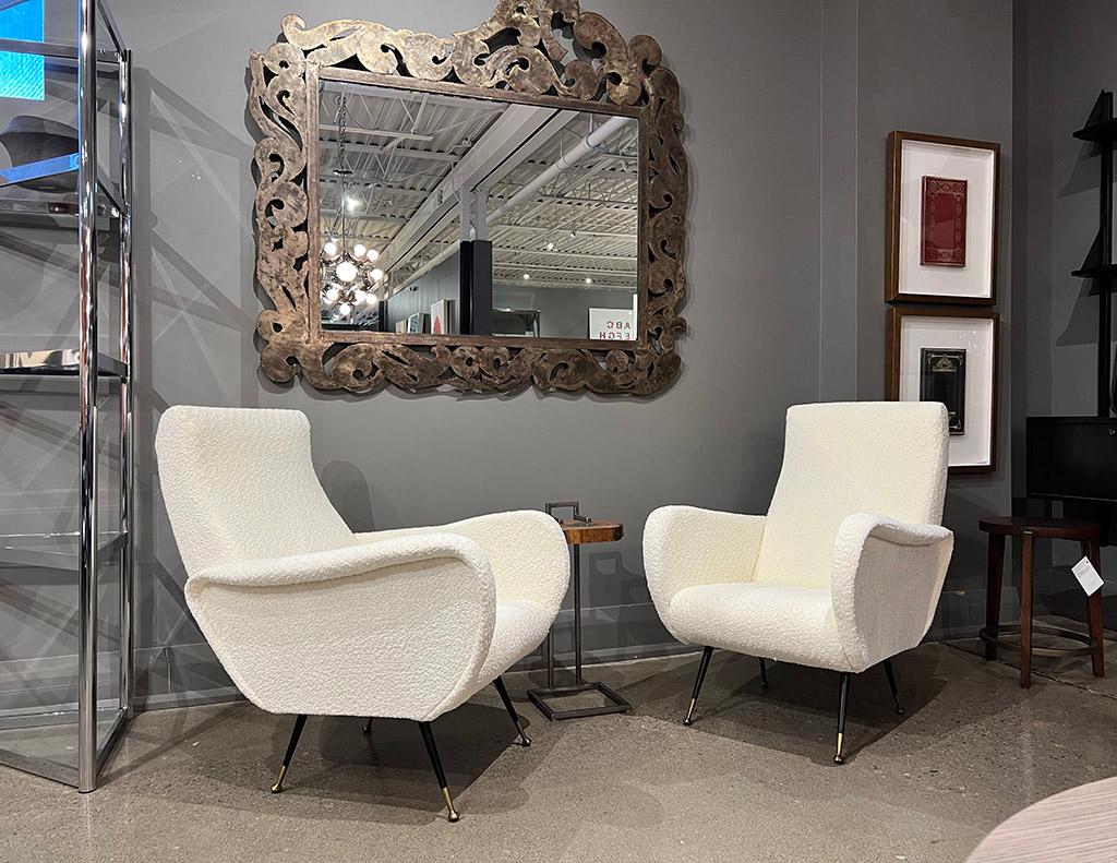 Ein Paar italienische Modern Lounge Chairs im Angebot 8