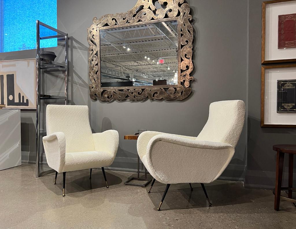Ein Paar italienische Modern Lounge Chairs im Angebot 9
