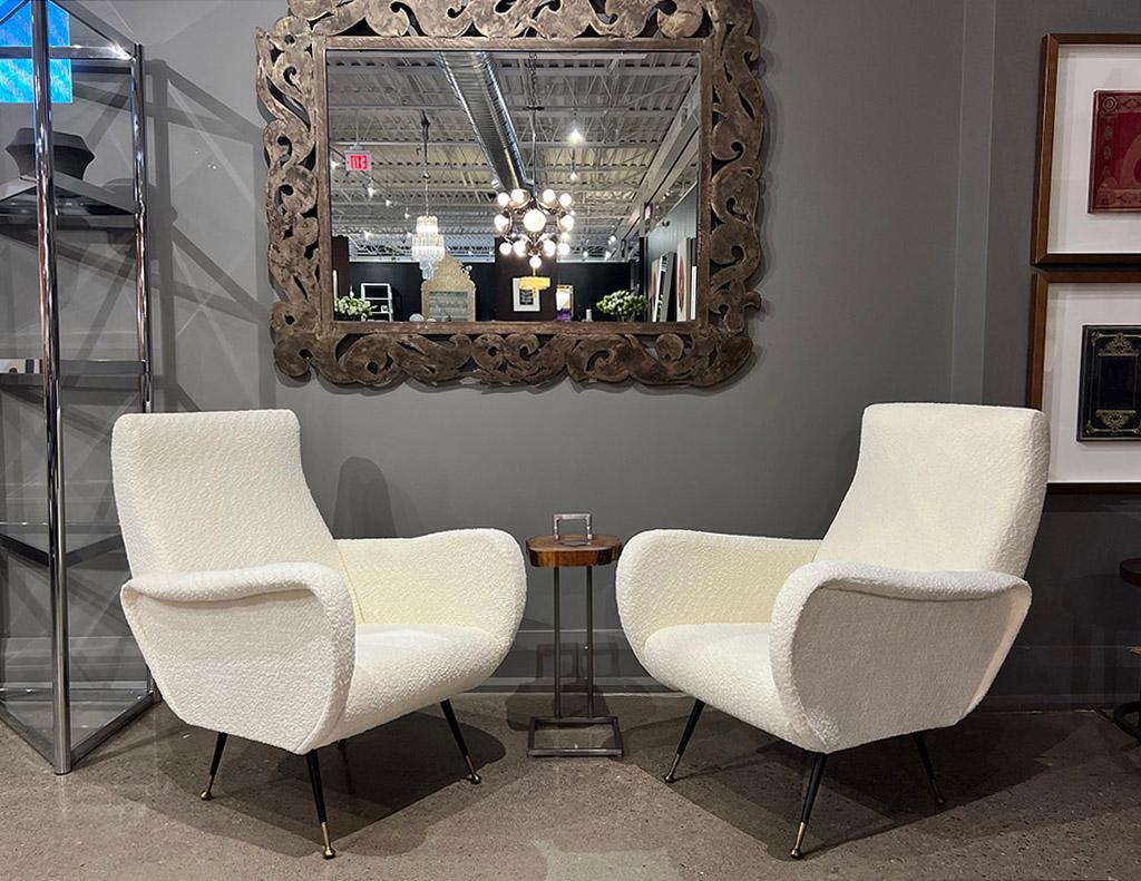 Ein Paar italienische Modern Lounge Chairs im Angebot 10