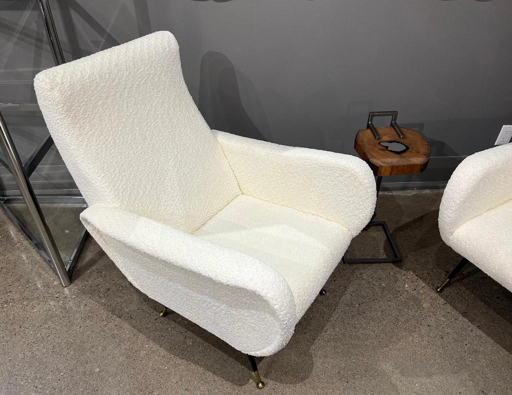 Ein Paar italienische Modern Lounge Chairs im Angebot 11