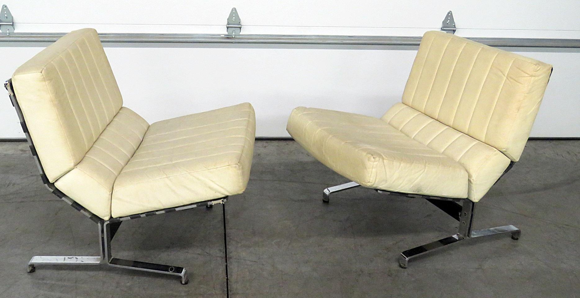 Pair of Italian Modern Lounge Chairs In Good Condition In Swedesboro, NJ