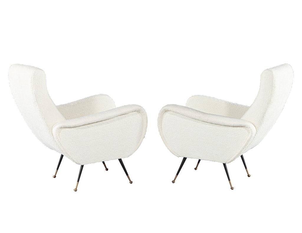 Ein Paar italienische Modern Lounge Chairs (Italienisch) im Angebot