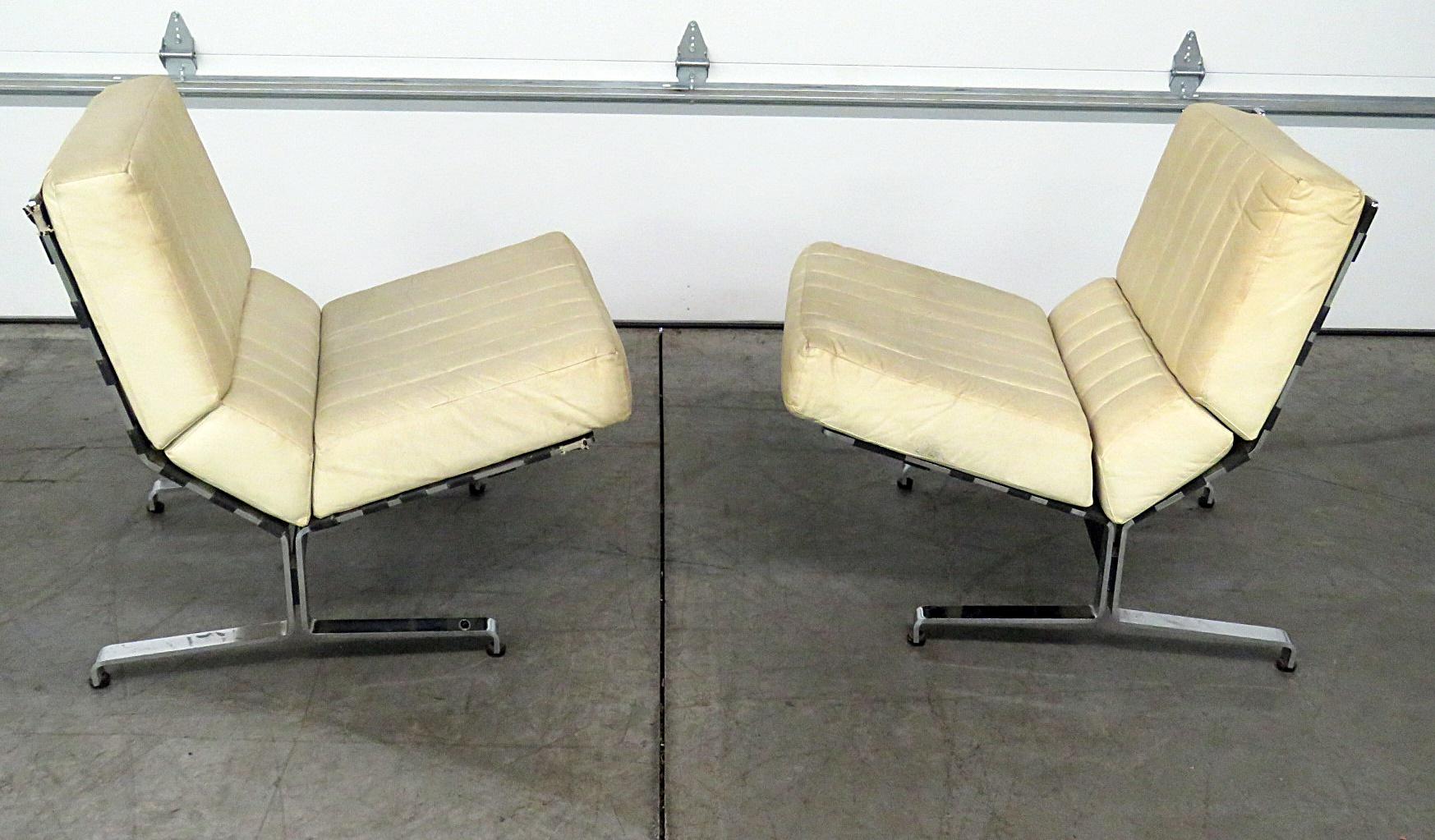 Pair of Italian Modern Lounge Chairs 1