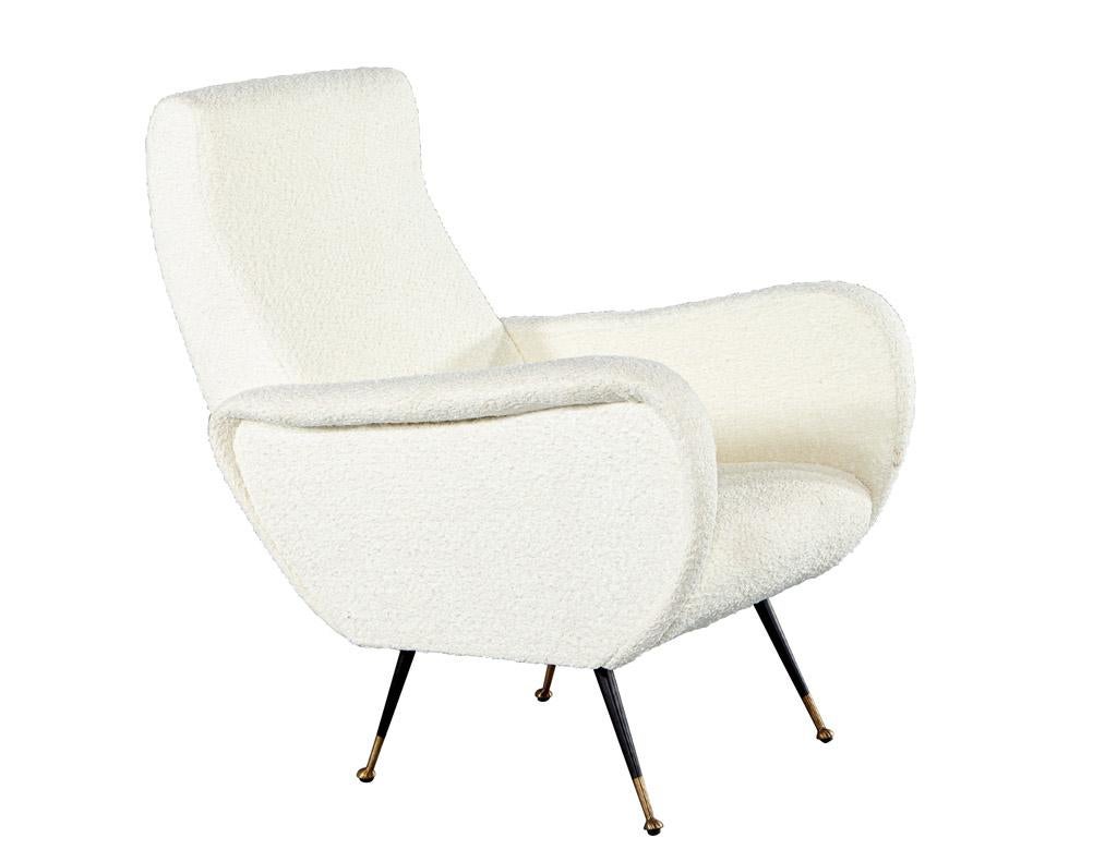 Ein Paar italienische Modern Lounge Chairs (Metall) im Angebot
