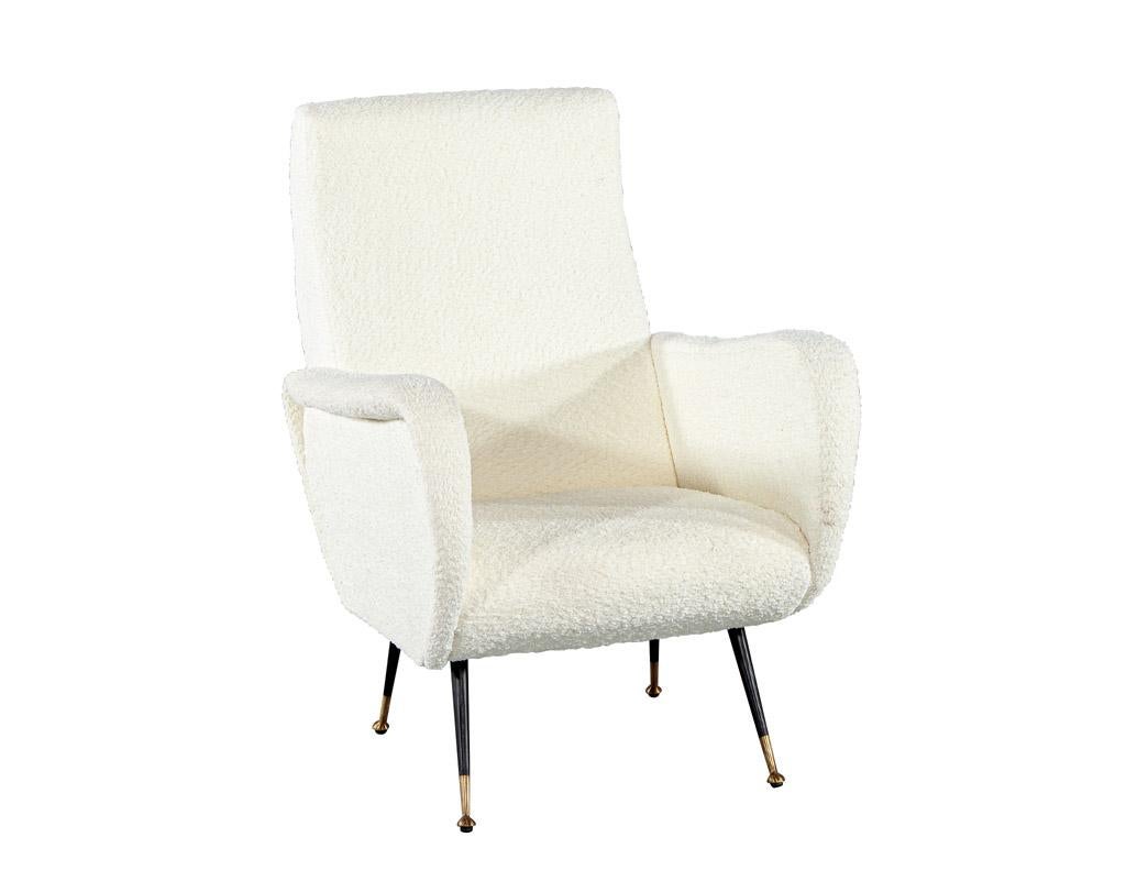 Ein Paar italienische Modern Lounge Chairs im Angebot 1