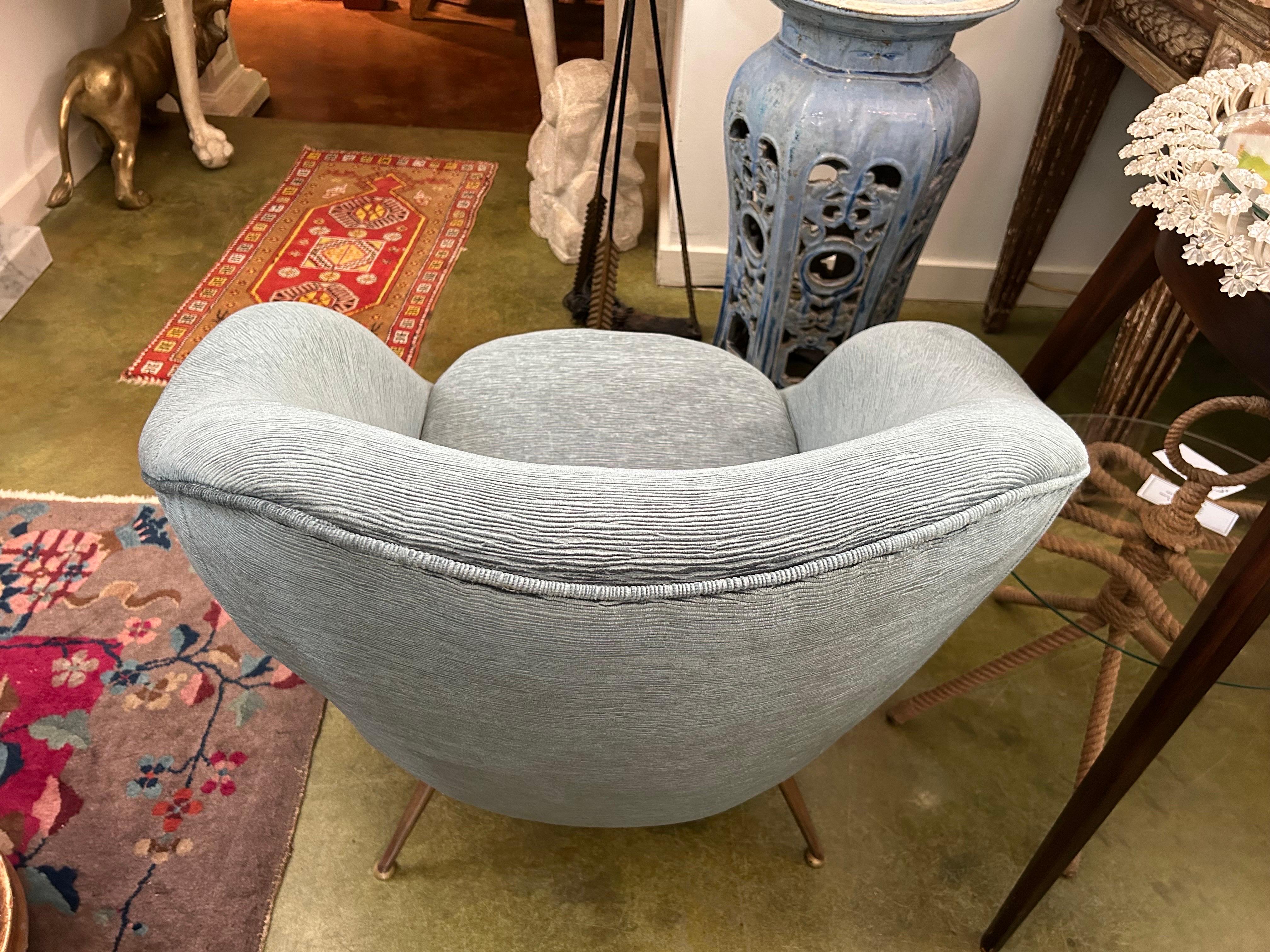 Pair Of Italian Modern Lounge Chairs In The Manner Of Gio Ponti For Sale 1