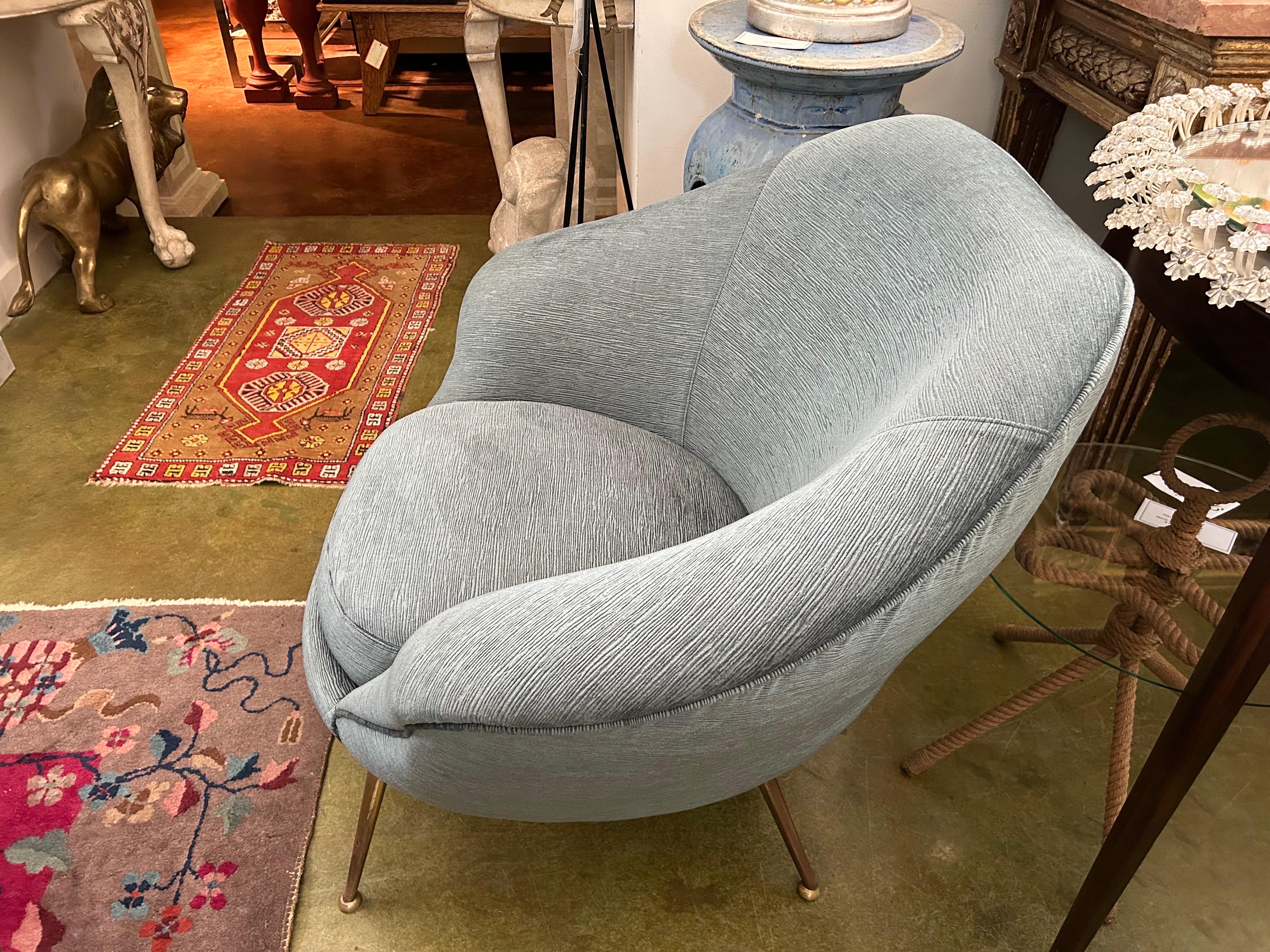 Pair Of Italian Modern Lounge Chairs In The Manner Of Gio Ponti For Sale 3