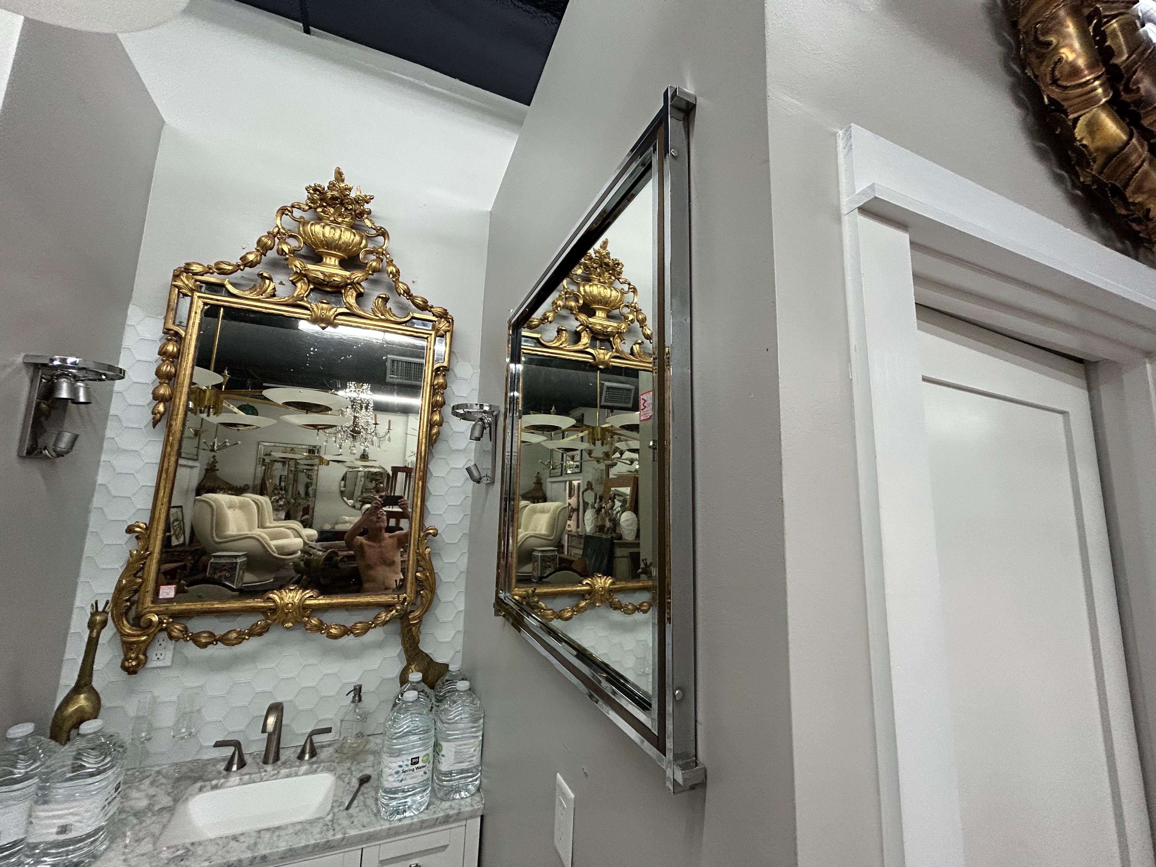 Paire de miroirs modernes italiens par Romeo Rega.
Cette jolie paire de miroirs carrés italiens en chrome et laiton de Romeo date de 1970 et conviendrait parfaitement dans un hall d'entrée au-dessus de tables consoles, de commodes ou de crédences. 