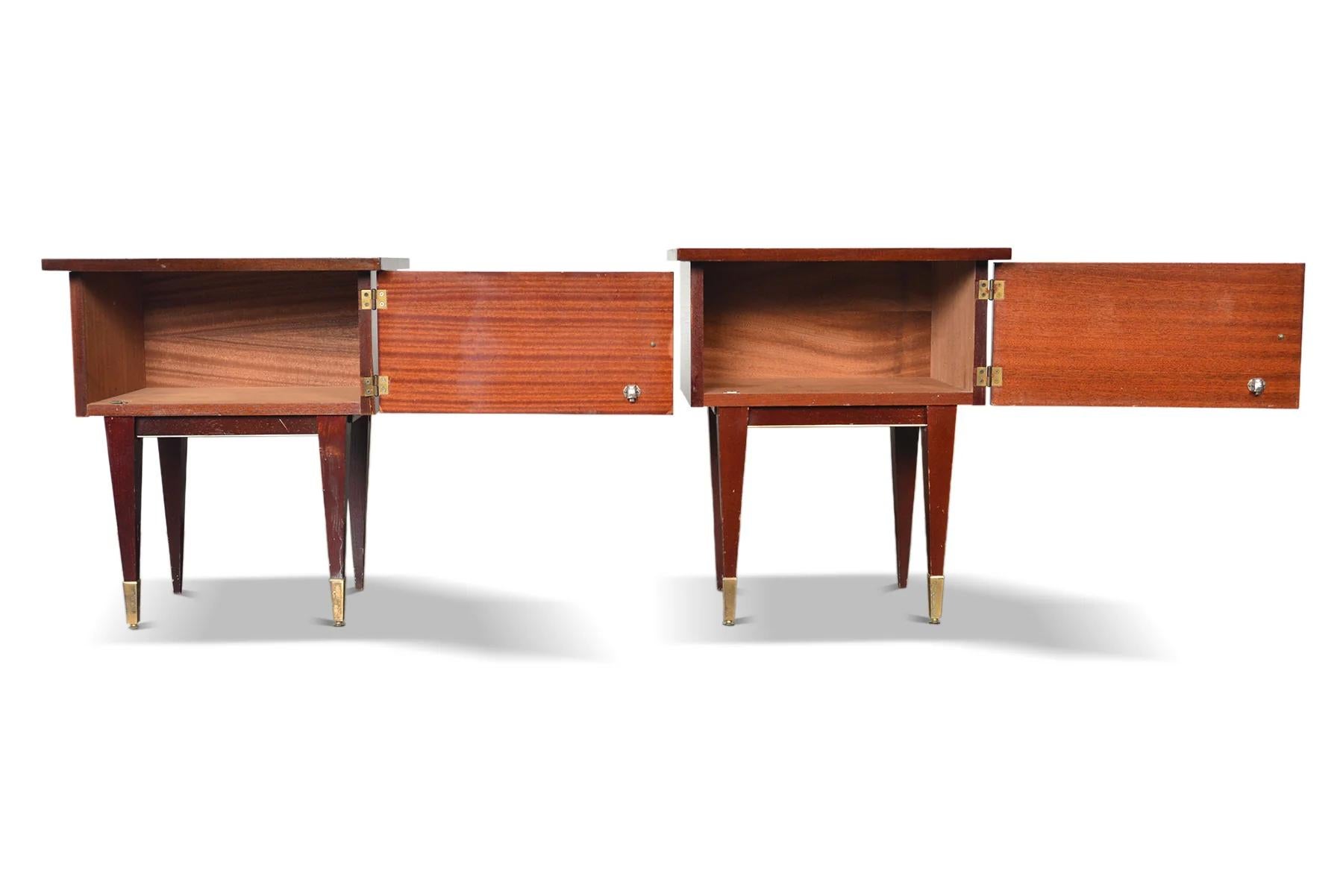 20th Century Pair of Italian Modern Nightstands in Mahogany For Sale