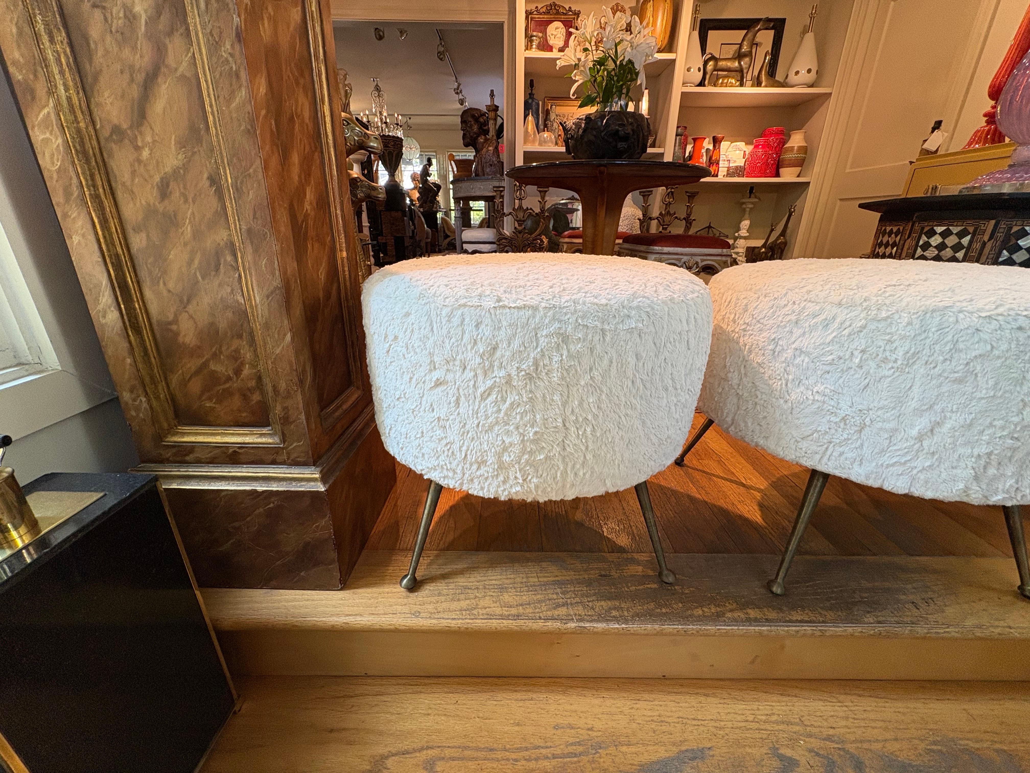 Paire d'ottomans modernes italiens avec pieds en laiton.
Nous vous proposons une magnifique paire d'ottomans ou de poufs ronds inspirés par Gio Ponti et datant du milieu du siècle dernier. Les pieds en laiton sont recouverts de fausse fourrure de
