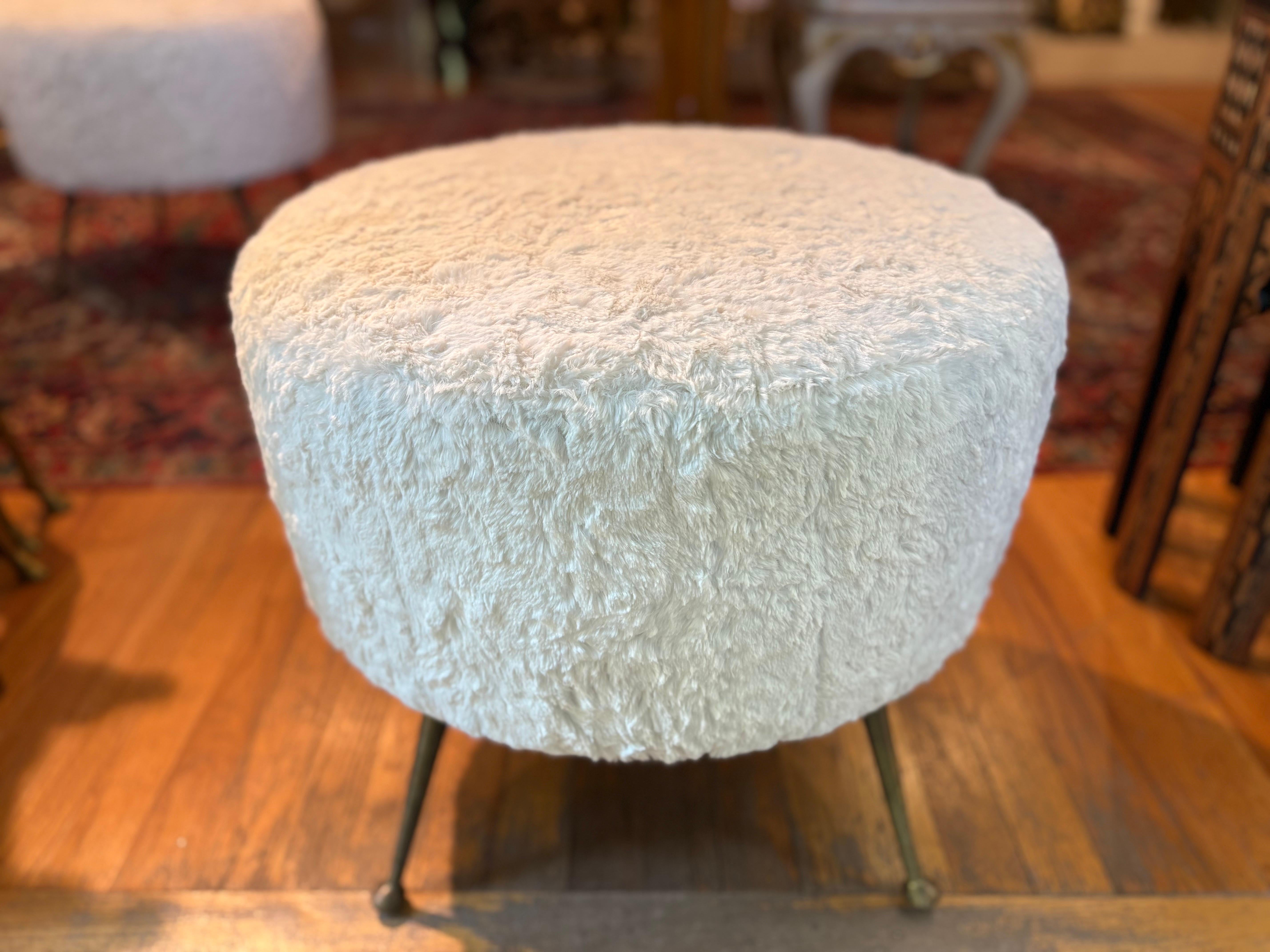 Mid-Century Modern Paire d'ottomans modernes italiens avec pieds en laiton en vente