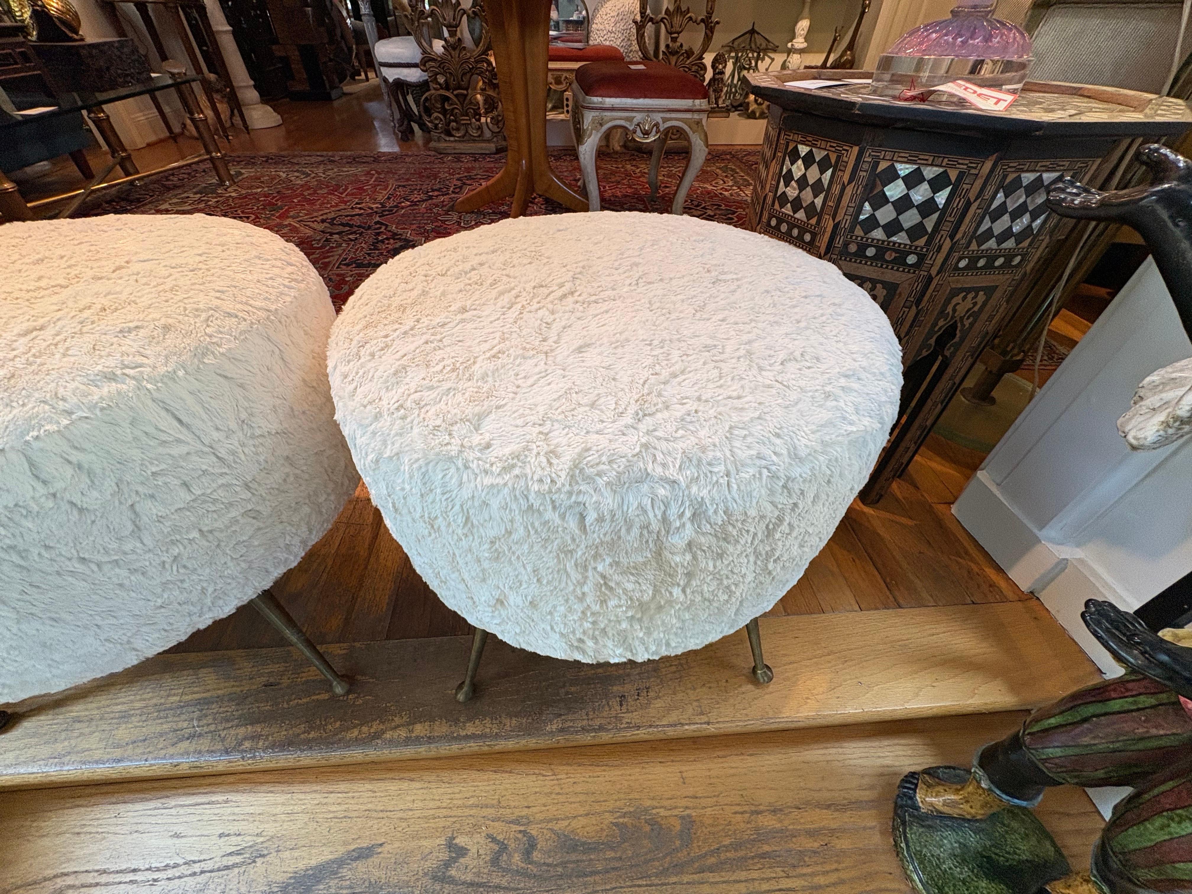Paire d'ottomans modernes italiens avec pieds en laiton Bon état - En vente à Houston, TX