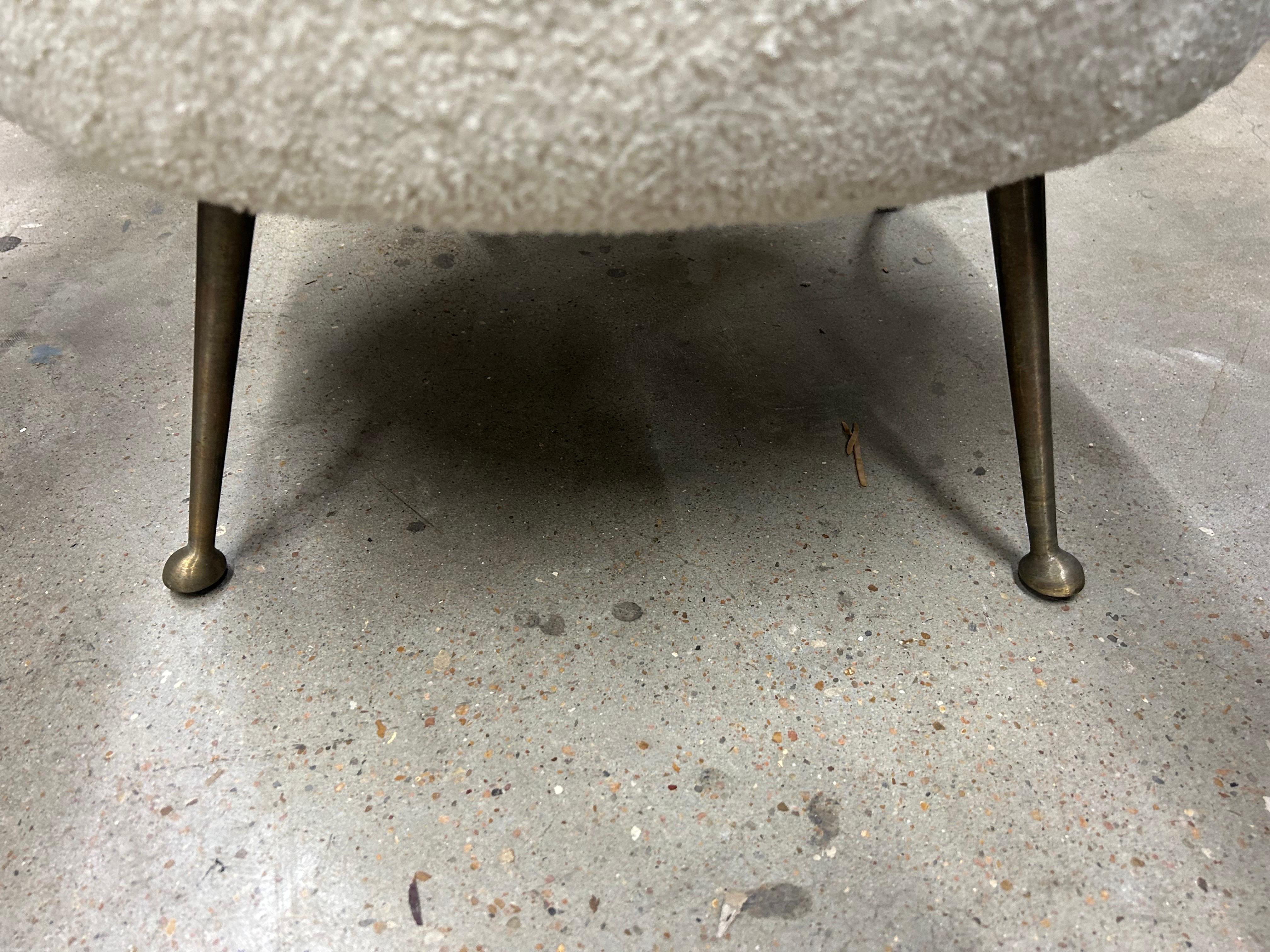 Pareja De Otomanos Modernos Italianos Con Patas De Latón 2