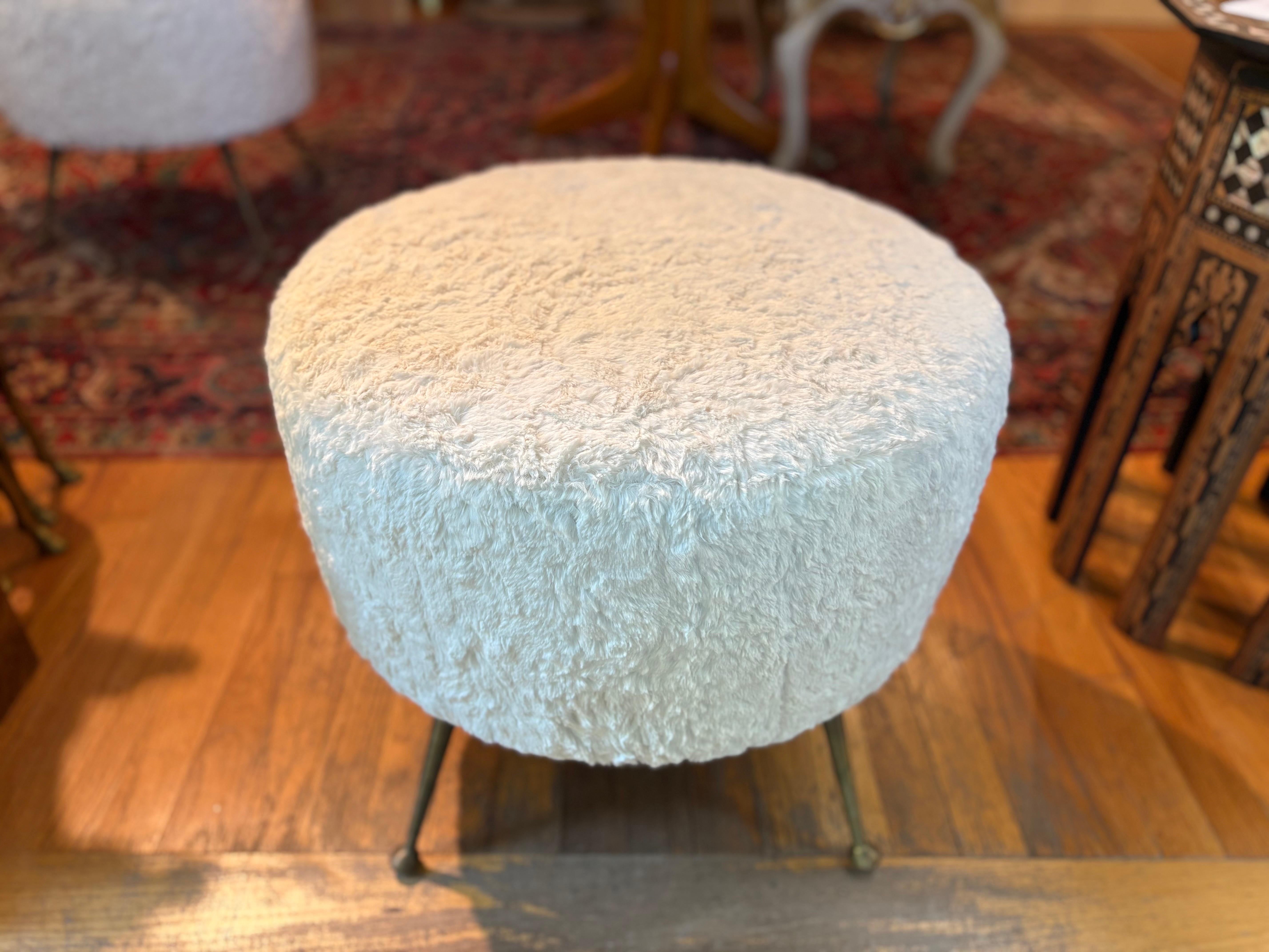 Paire d'ottomans modernes italiens avec pieds en laiton en vente 1