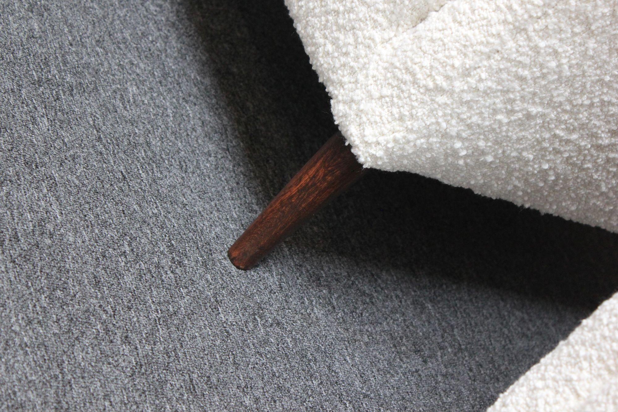 Coppia di poltrone alte Wingback moderne in Bouclé e noce in vendita 7