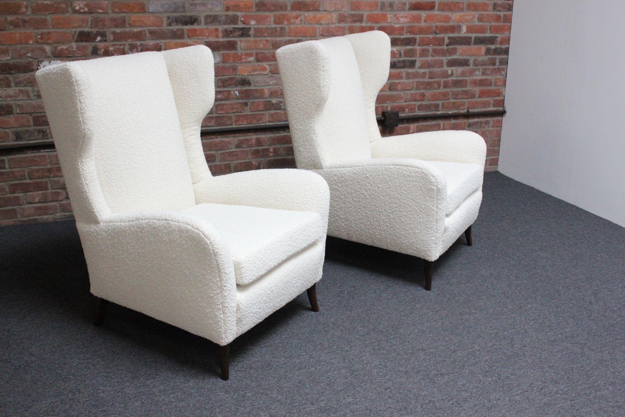 Coppia di poltrone alte Wingback moderne in Bouclé e noce in vendita 10