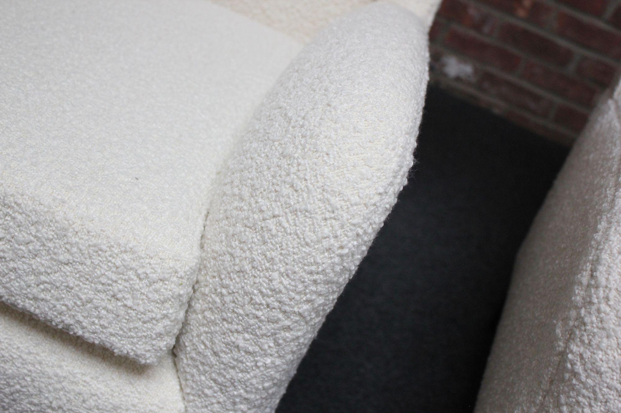 Coppia di poltrone alte Wingback moderne in Bouclé e noce in vendita 3