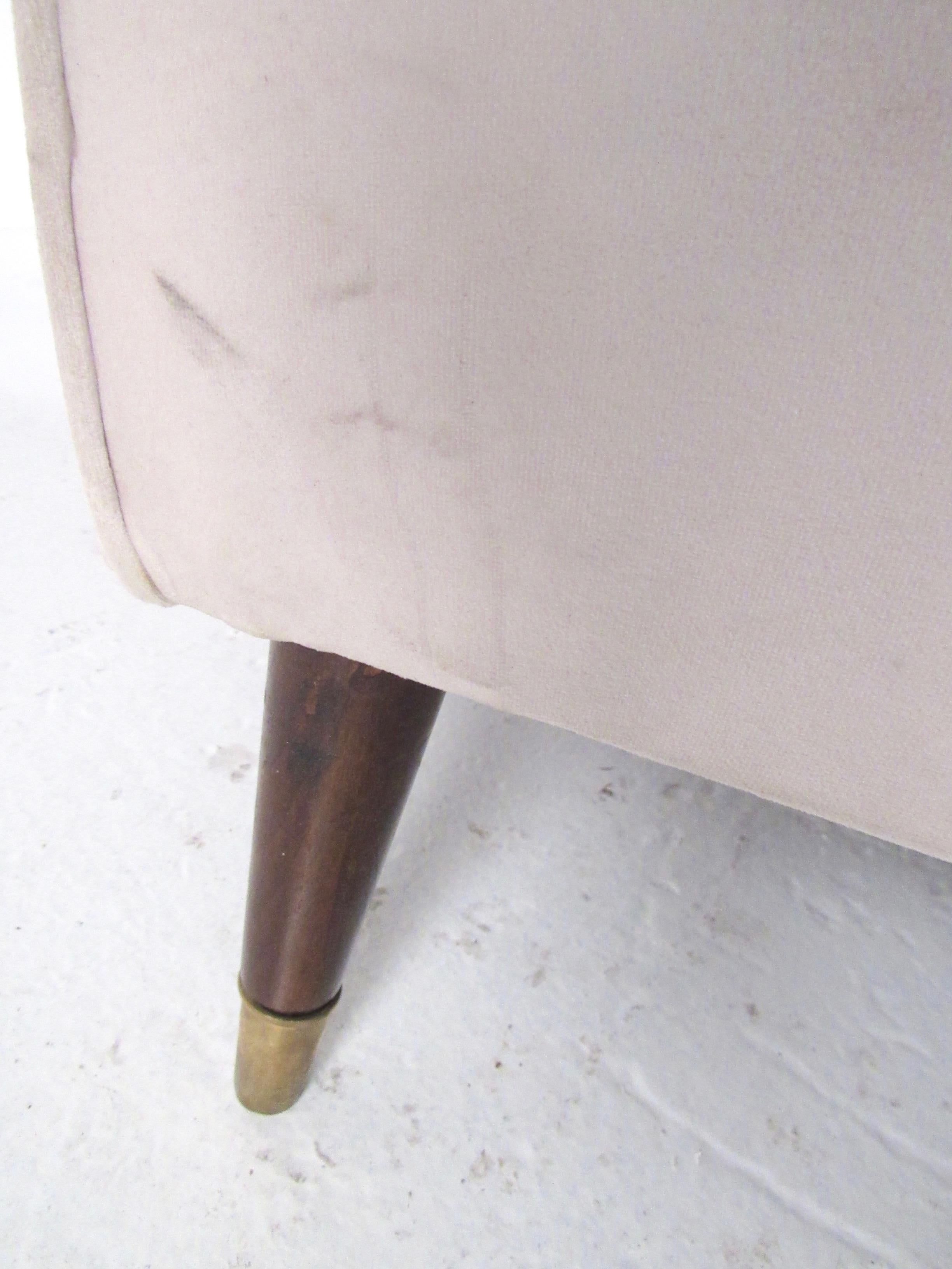 Paire de fauteuils italiens modernes tapissés  en vente 5