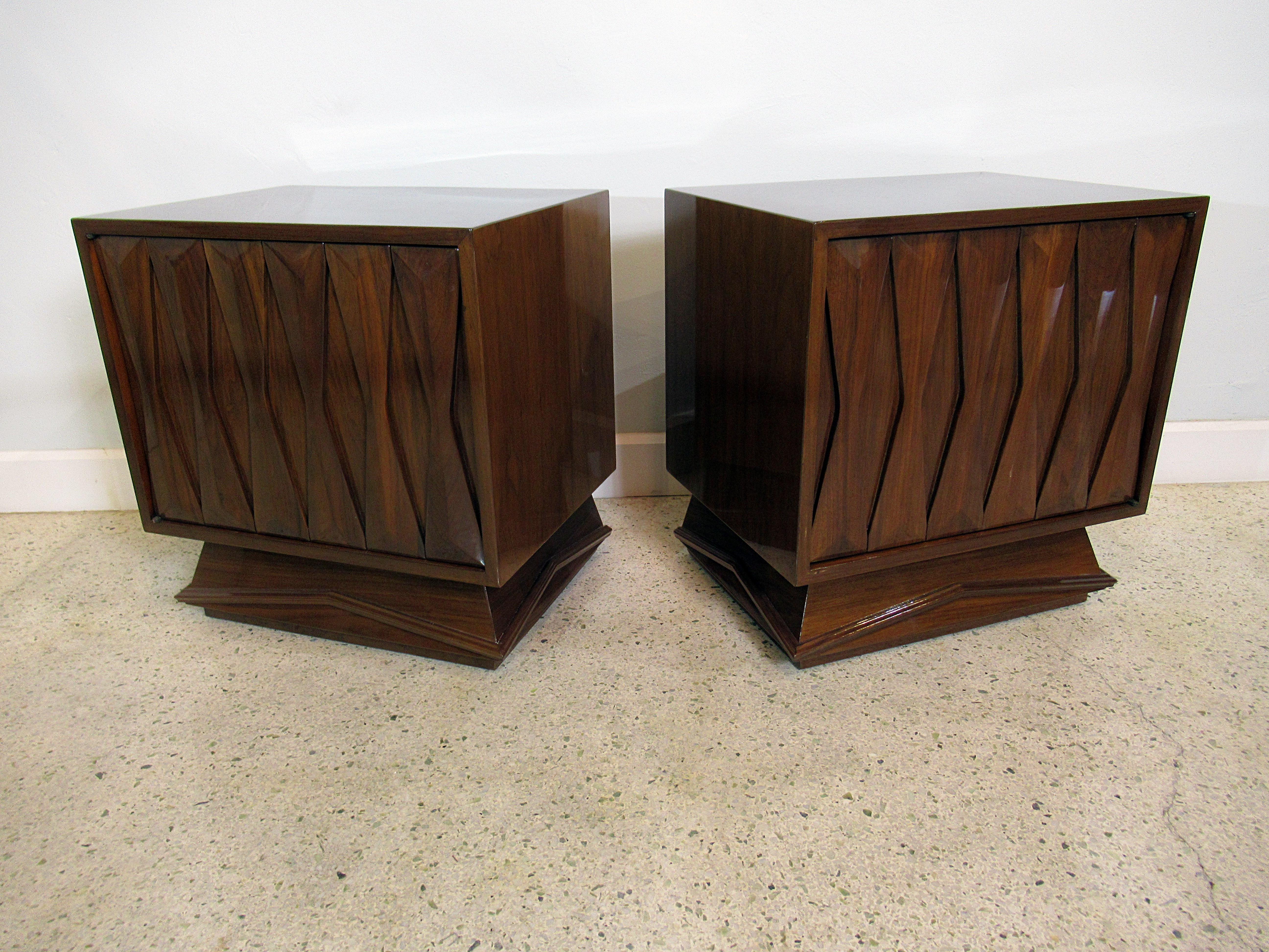 Pair of Italian Modern Walnut Bedside Tables, Style of Gio Ponti, 1950s 5