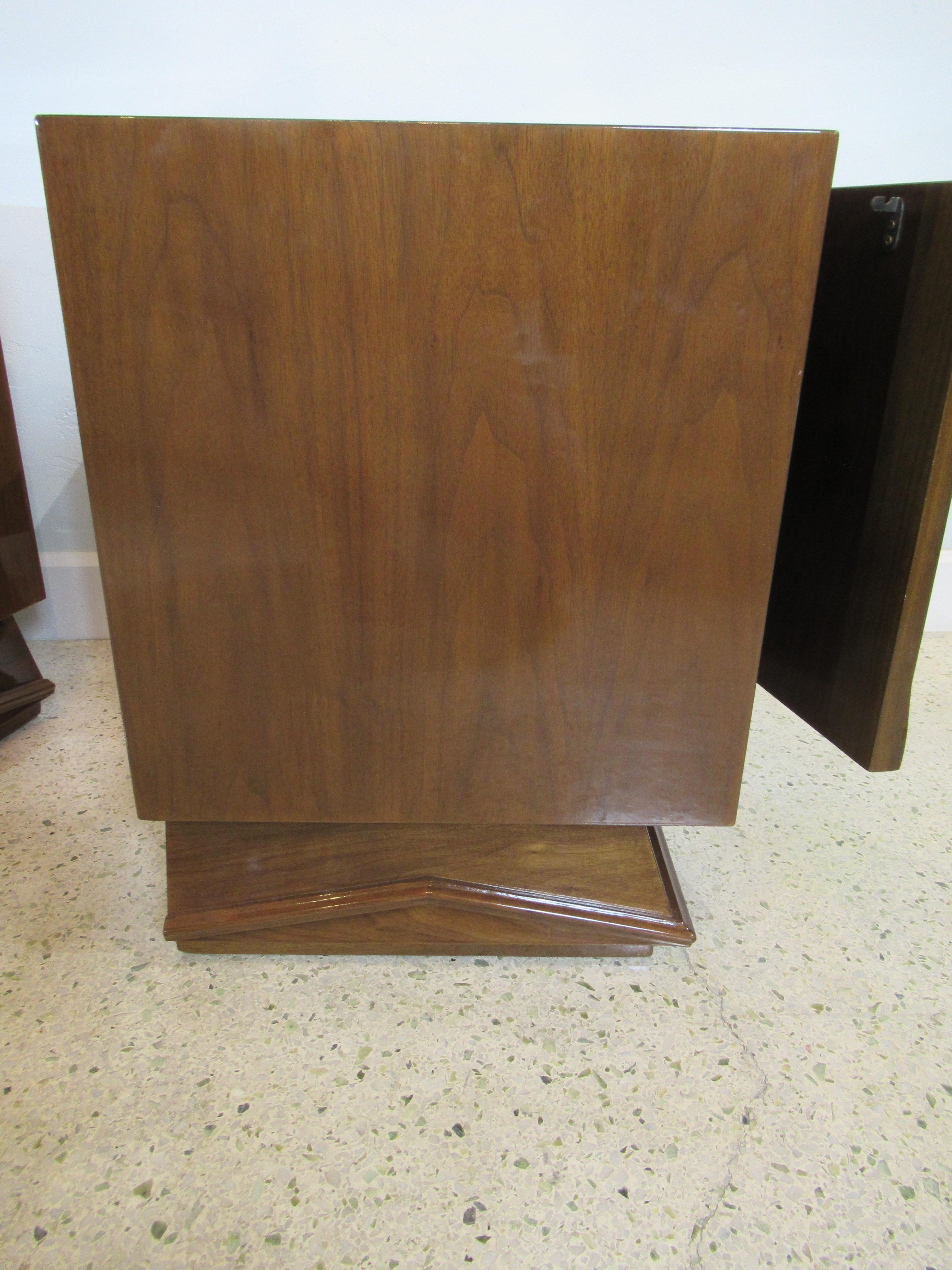 Pair of Italian Modern Walnut Bedside Tables, Style of Gio Ponti, 1950s 6