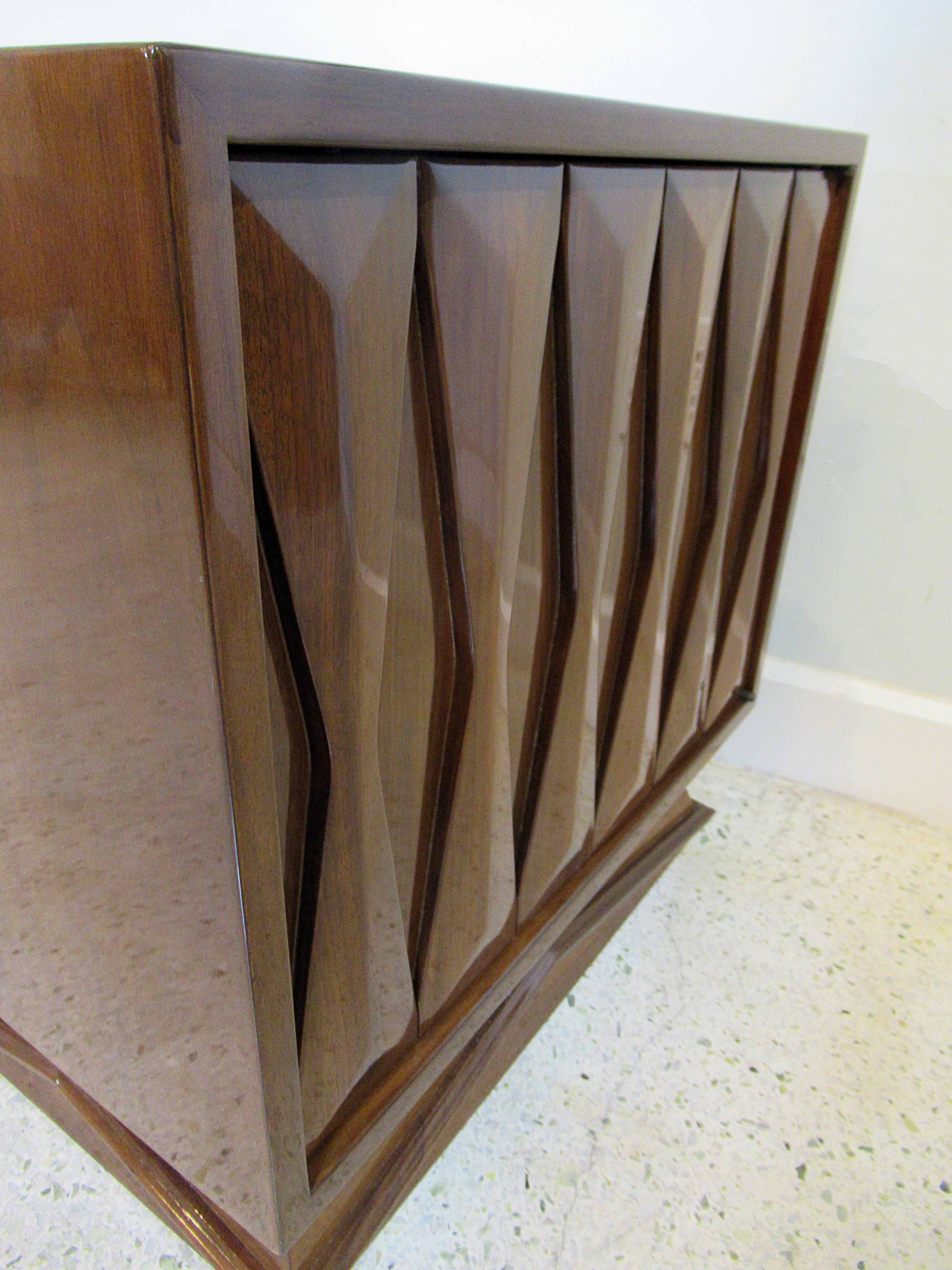 Pair of Italian Modern Walnut Bedside Tables, Style of Gio Ponti, 1950s 8