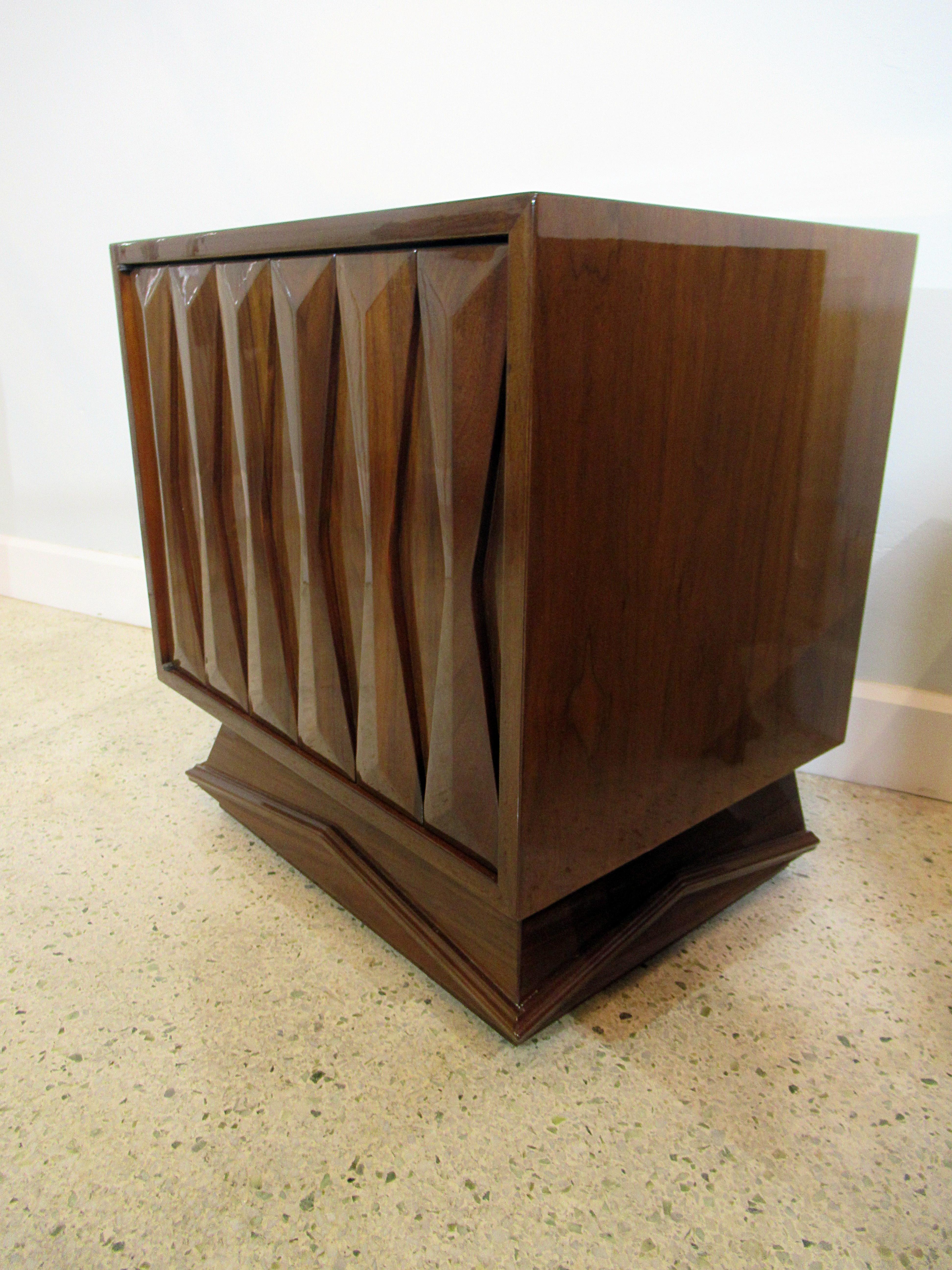 Mid-Century Modern Pair of Italian Modern Walnut Bedside Tables, Style of Gio Ponti, 1950s