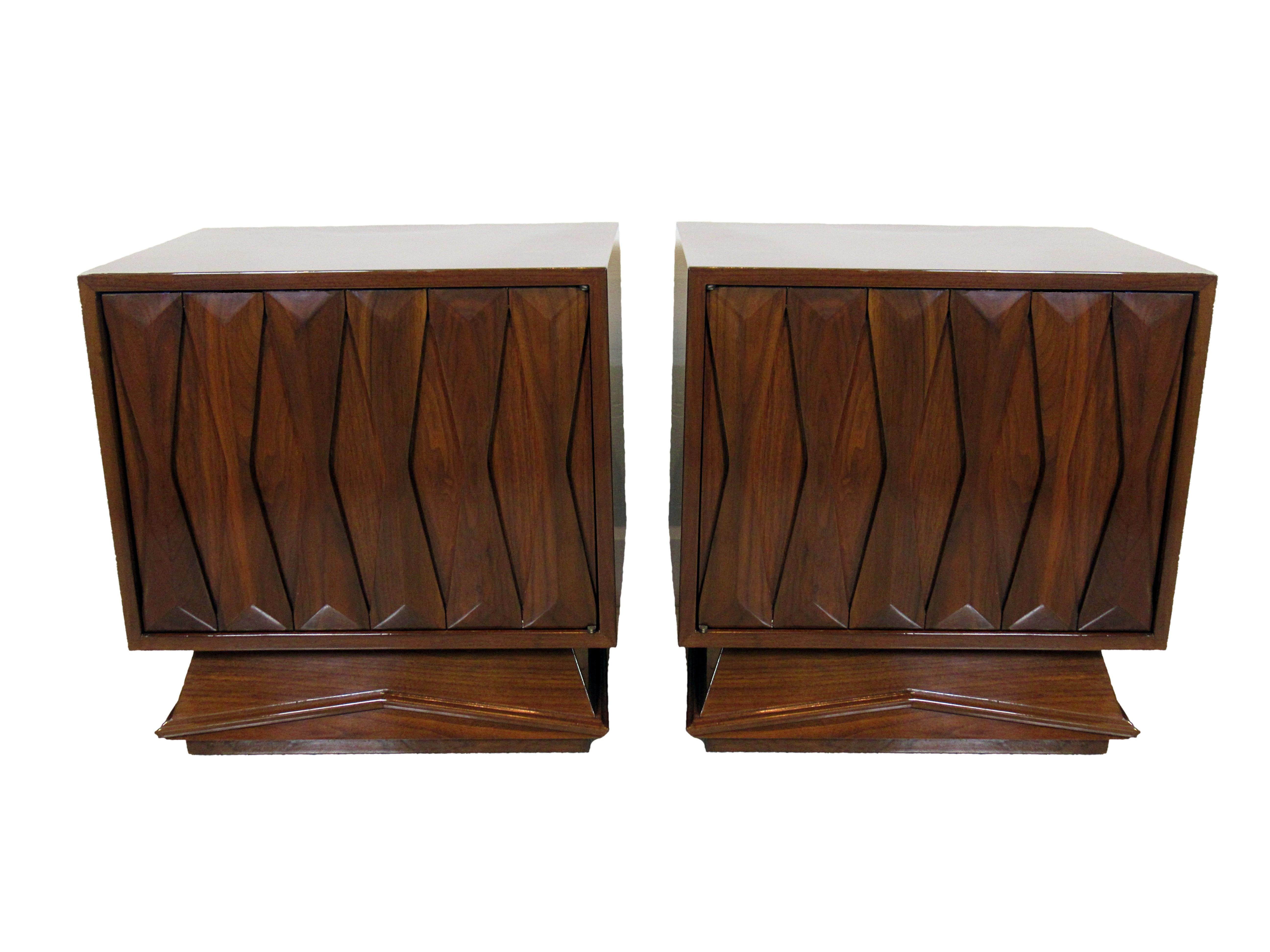 Pair of Italian Modern Walnut Bedside Tables, Style of Gio Ponti, 1950s In Excellent Condition In Hollywood, FL