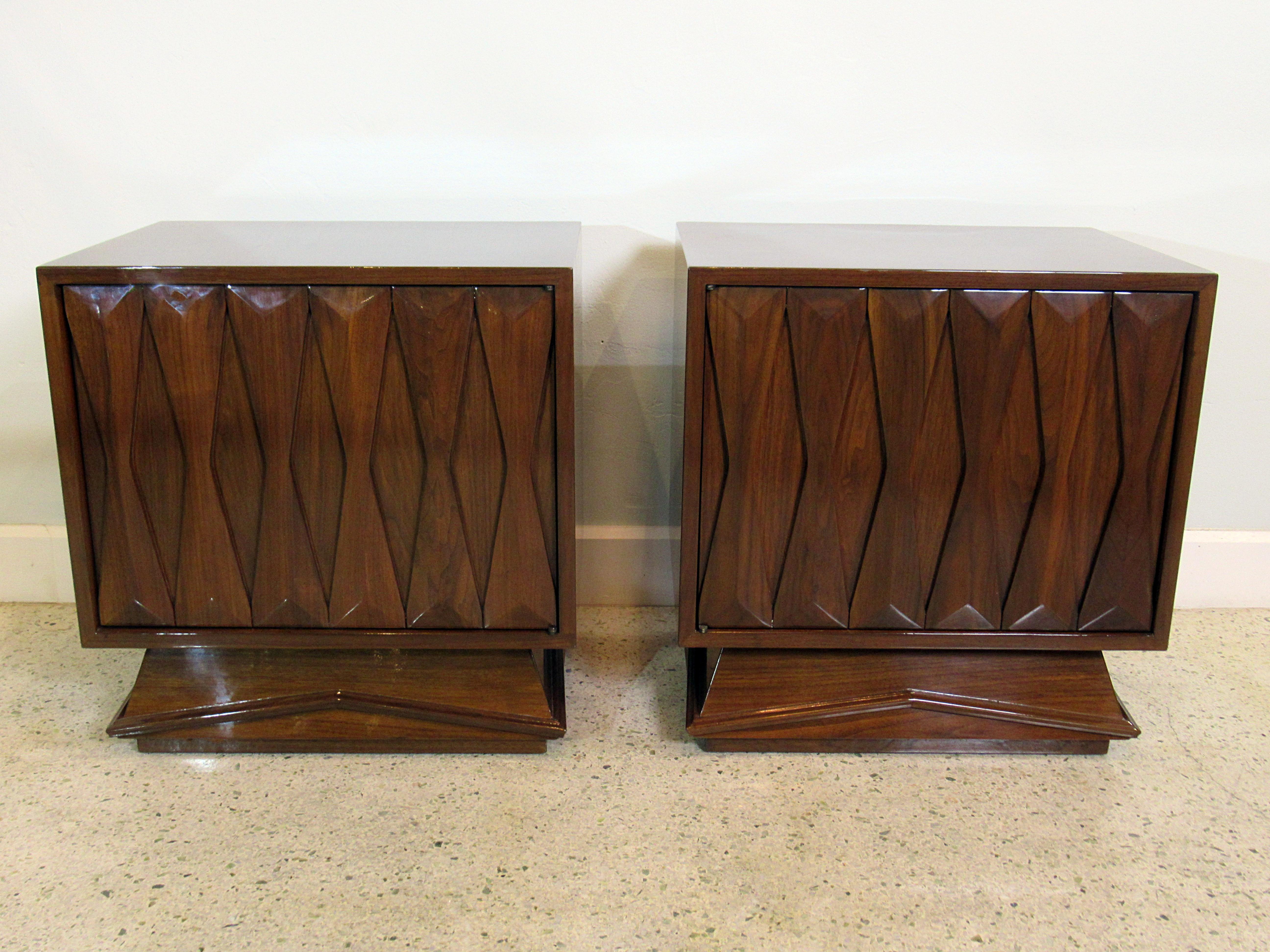 Wood Pair of Italian Modern Walnut Bedside Tables, Style of Gio Ponti, 1950s