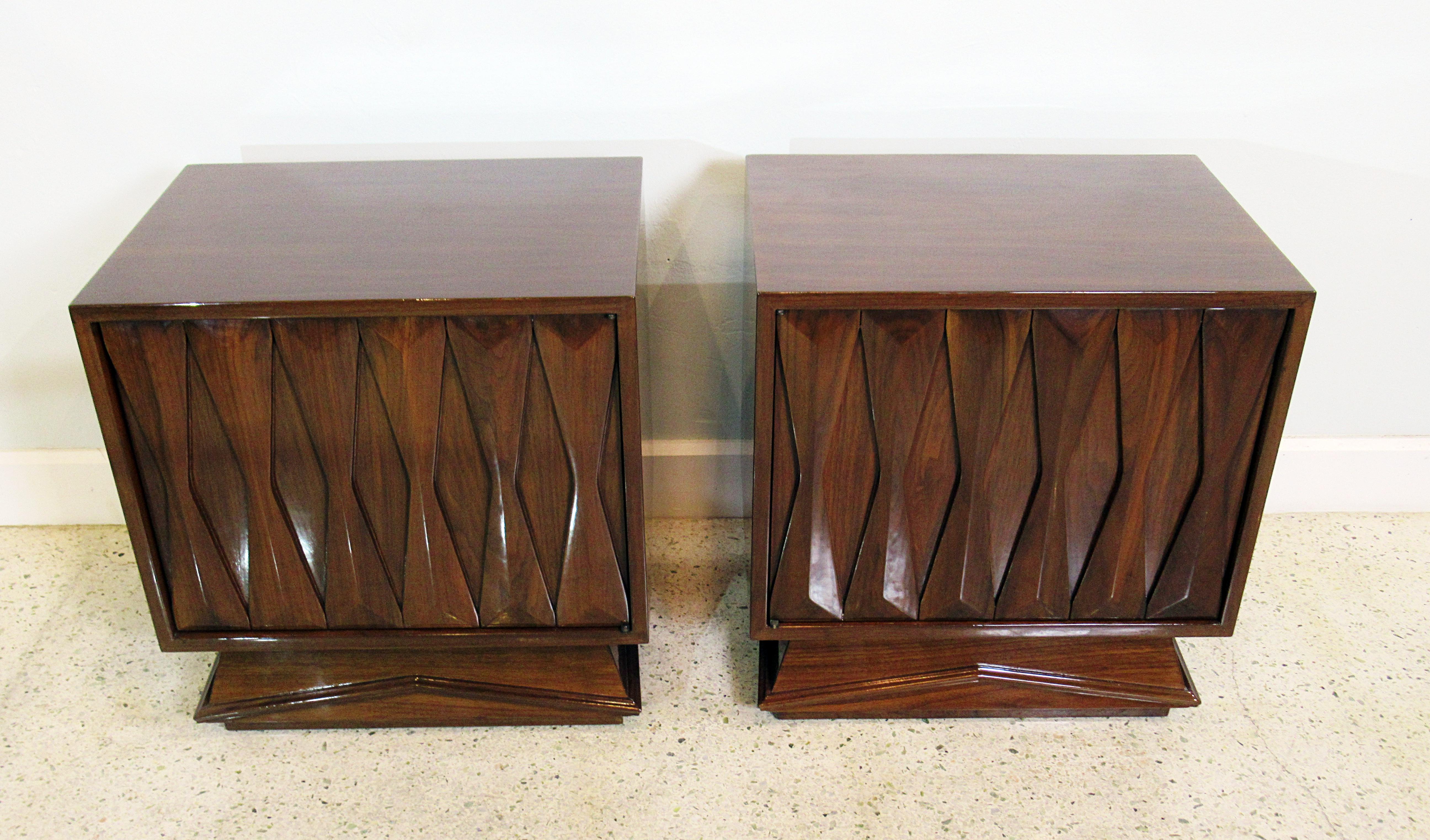 Pair of Italian Modern Walnut Bedside Tables, Style of Gio Ponti, 1950s 1