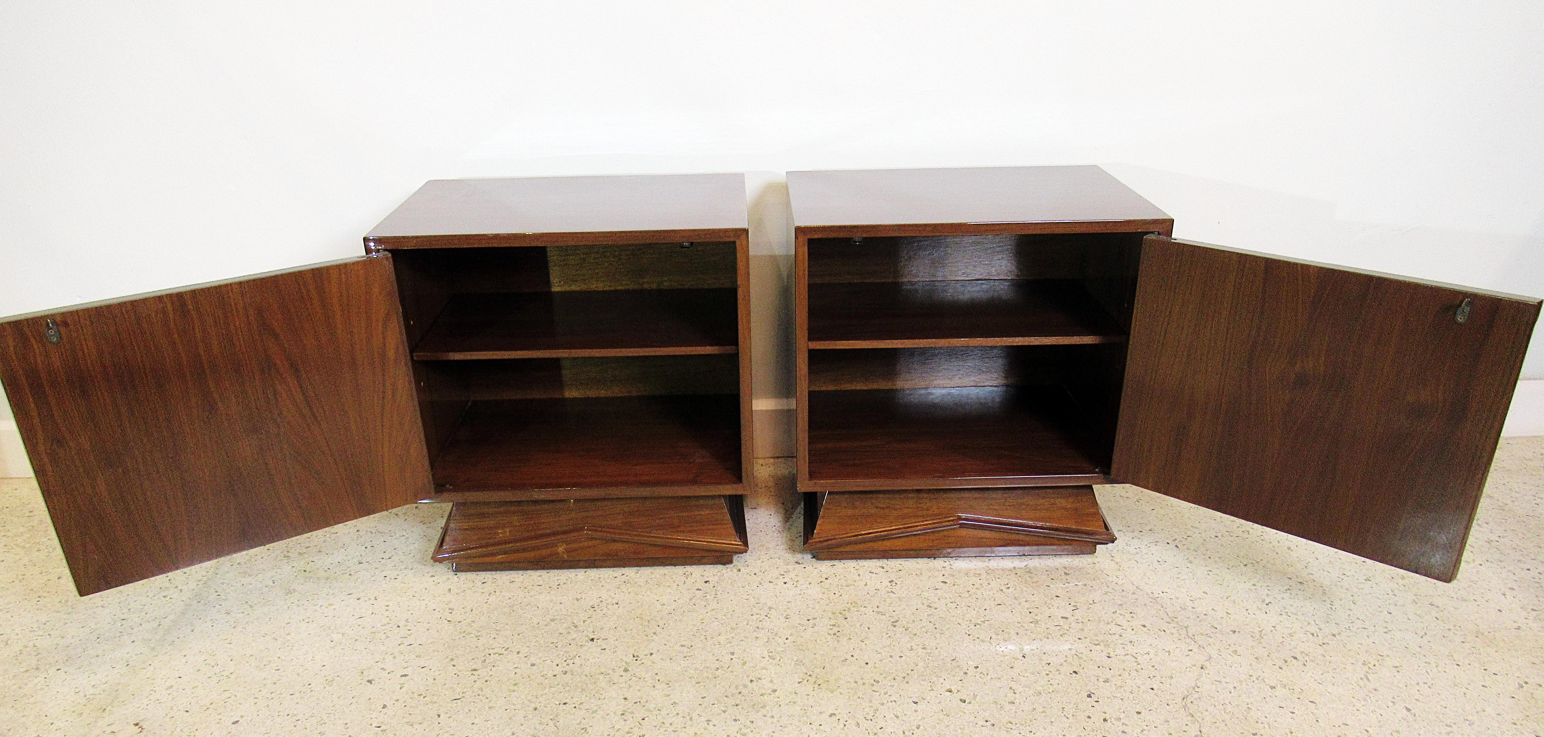 Pair of Italian Modern Walnut Bedside Tables, Style of Gio Ponti, 1950s 2