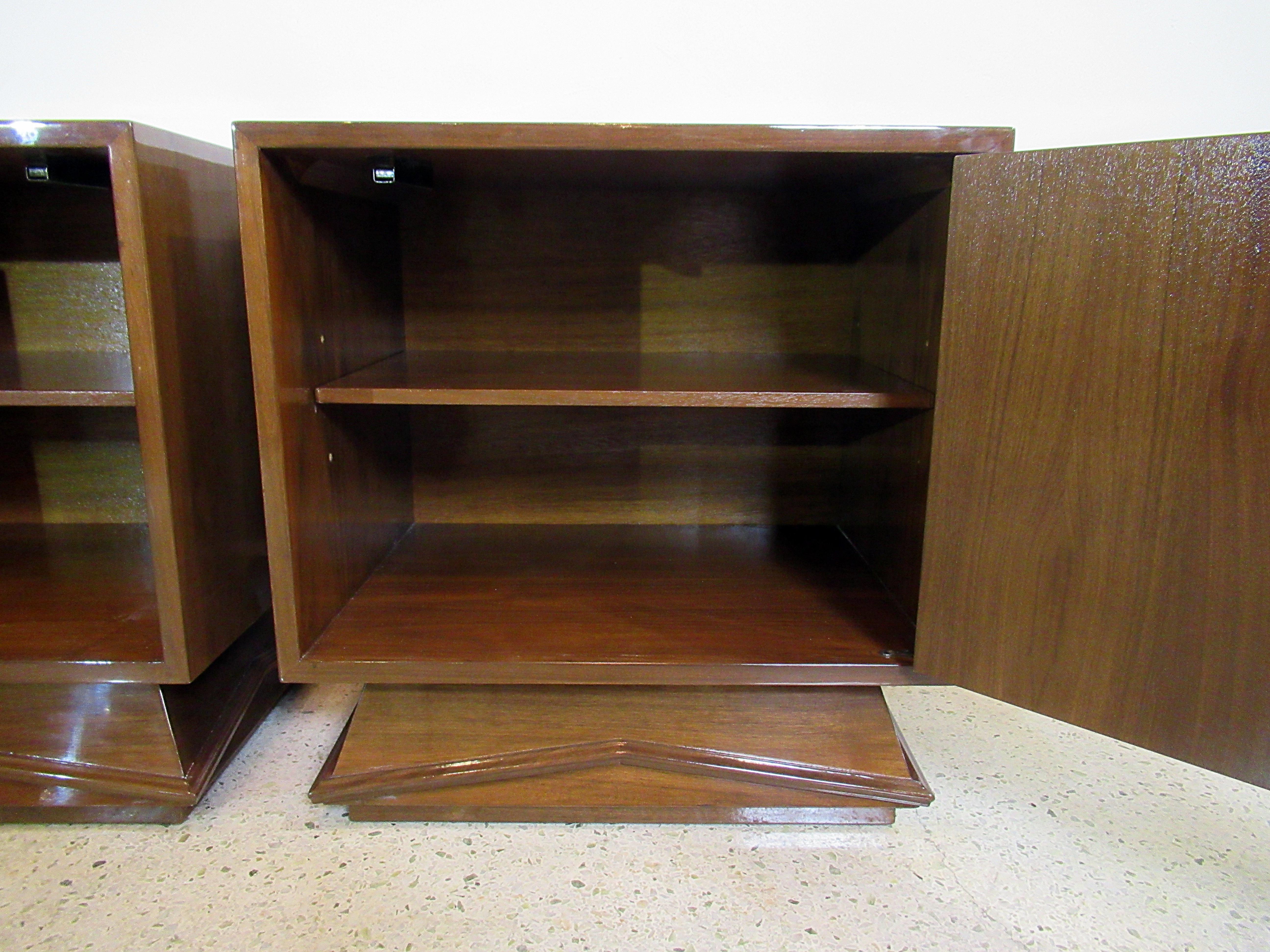 Pair of Italian Modern Walnut Bedside Tables, Style of Gio Ponti, 1950s 3