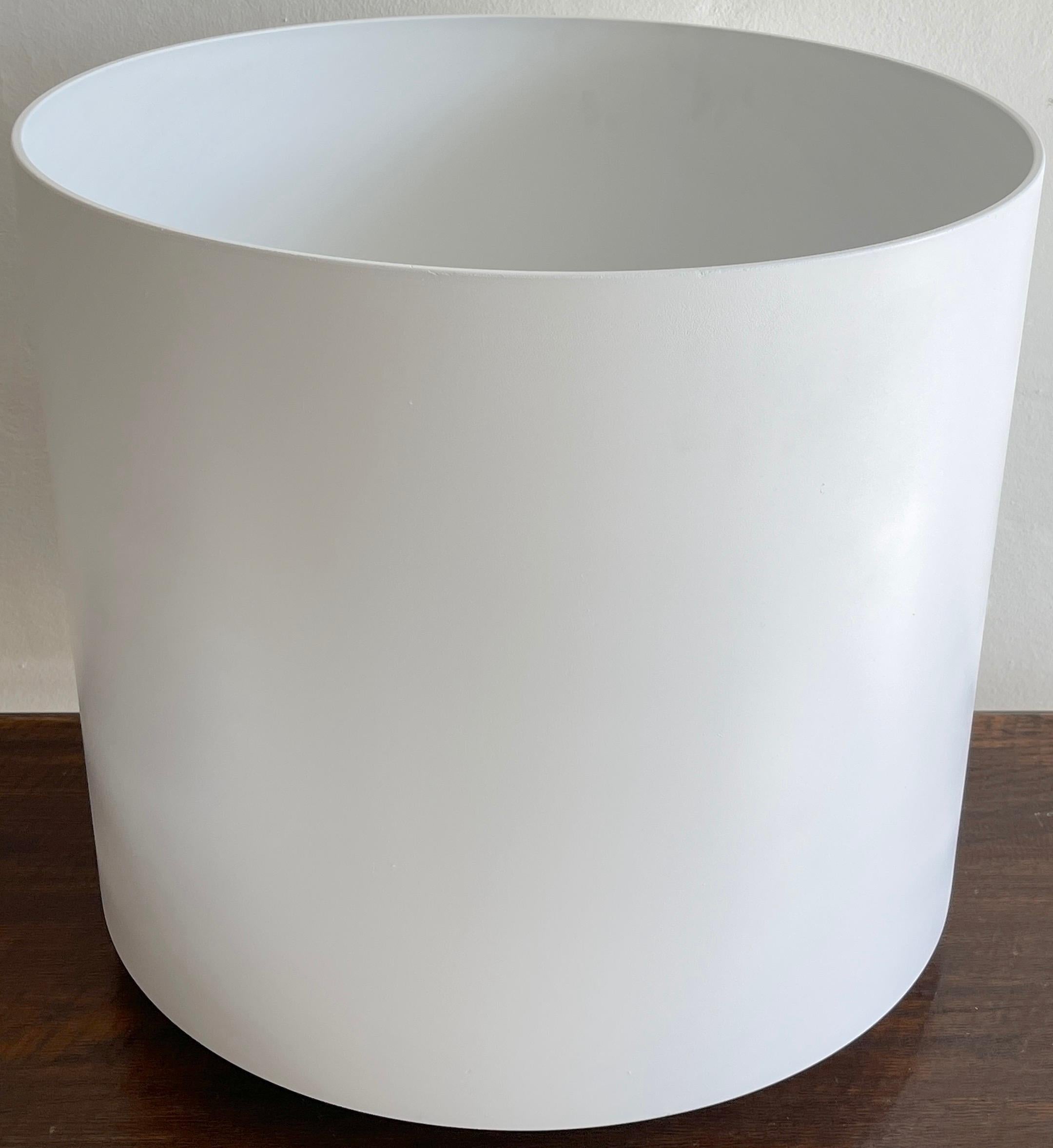 Pair of Italian Modern White Lacquered Fiberglas Planters In Good Condition For Sale In West Palm Beach, FL