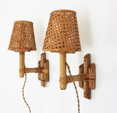 Coppia di applique moderne in rattan e bambù con paralumi in vimini intrecciato