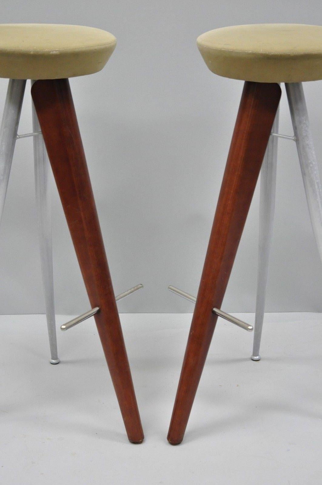 Pair of high quality modernist bar stools. Maker unconfirmed but believed to be made in Italy. Item features 12