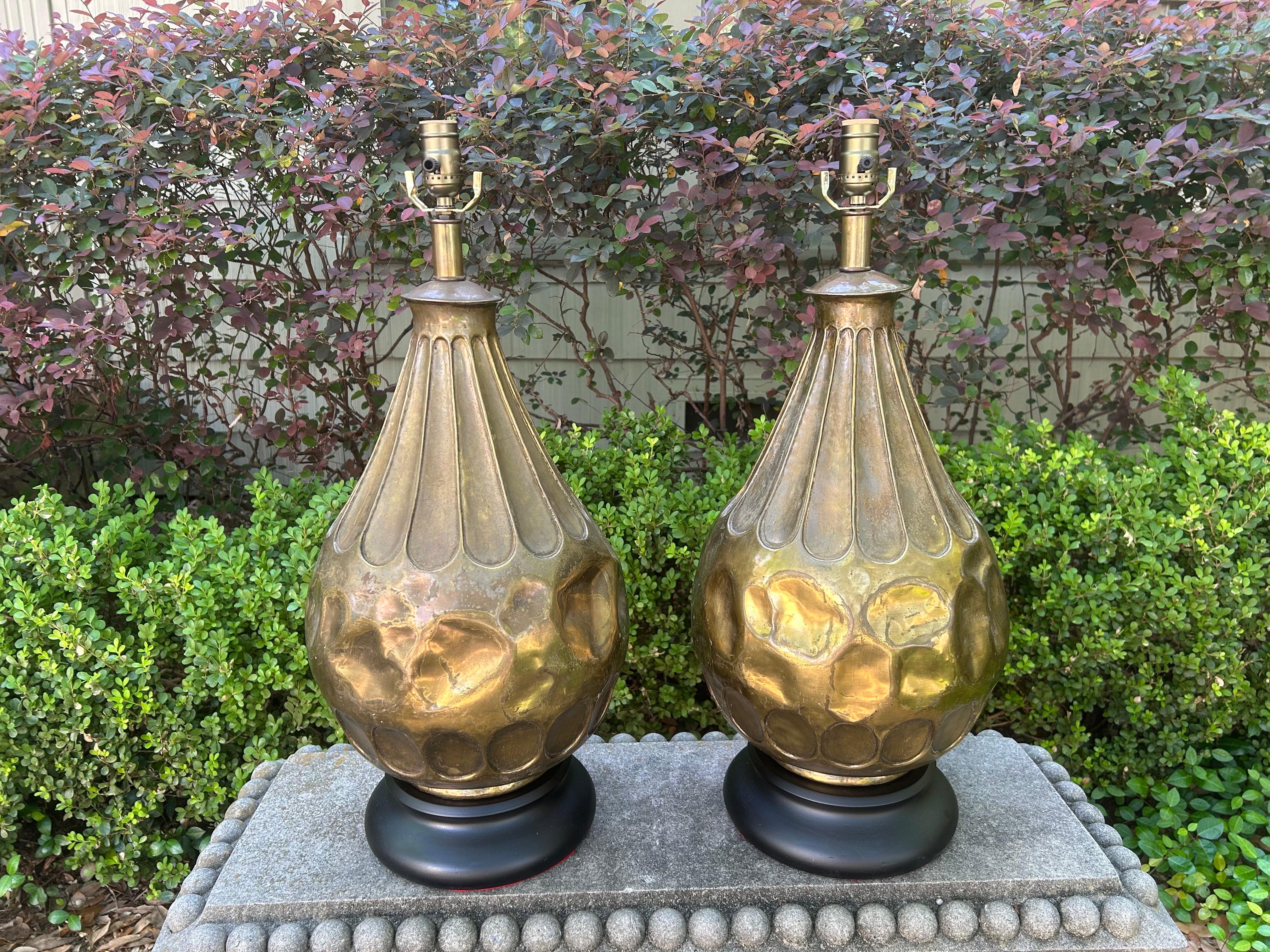 Paire de lampes italiennes modernistes en laiton.
Nous vous proposons une fantastique paire de lampes de table modernes italiennes en laiton martelé à la main. Ces lampes conviendraient parfaitement à un intérieur moderne, traditionnel ou Hollywood