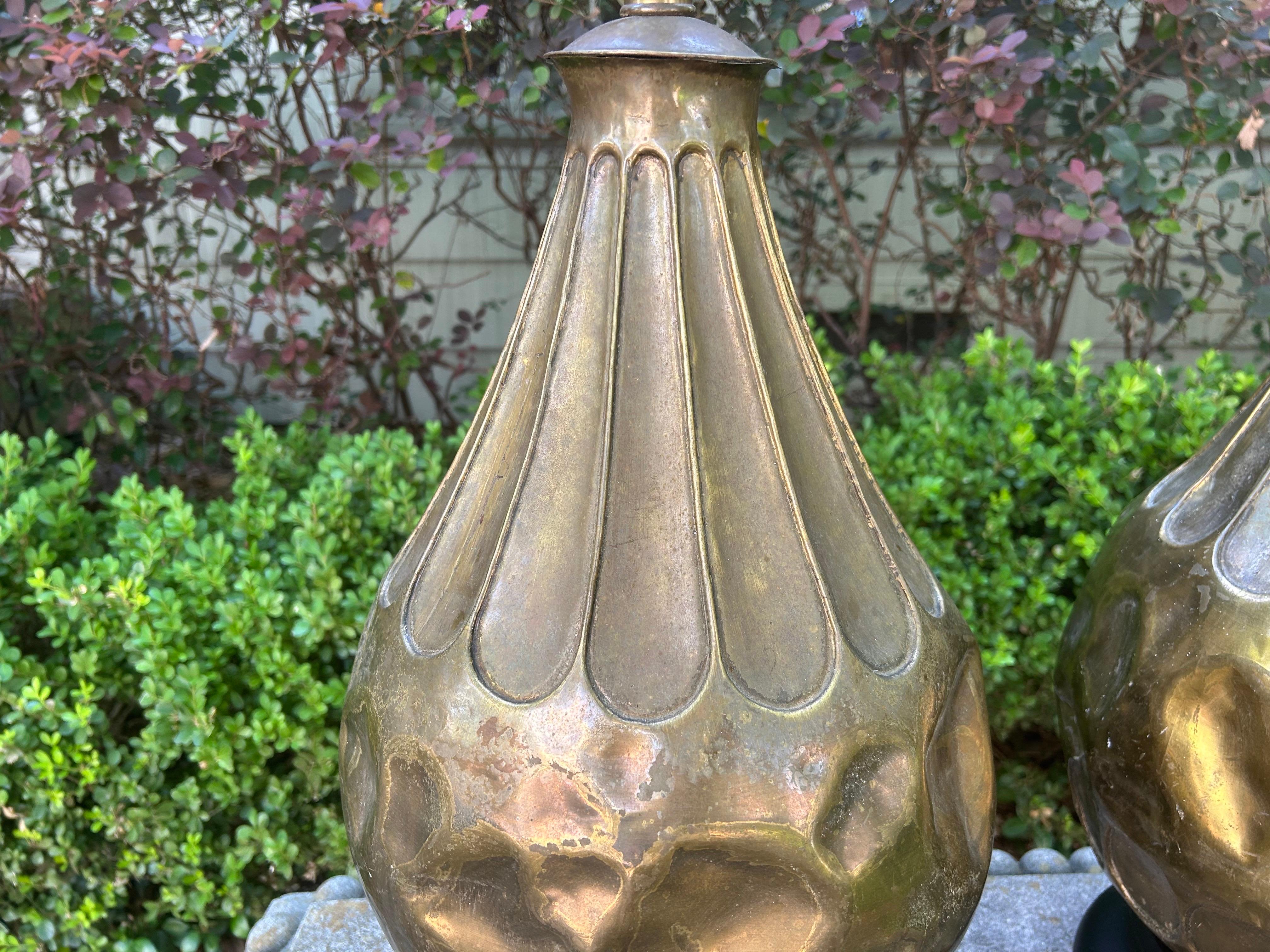 Martelé Paire de lampes italiennes modernistes en laiton en vente