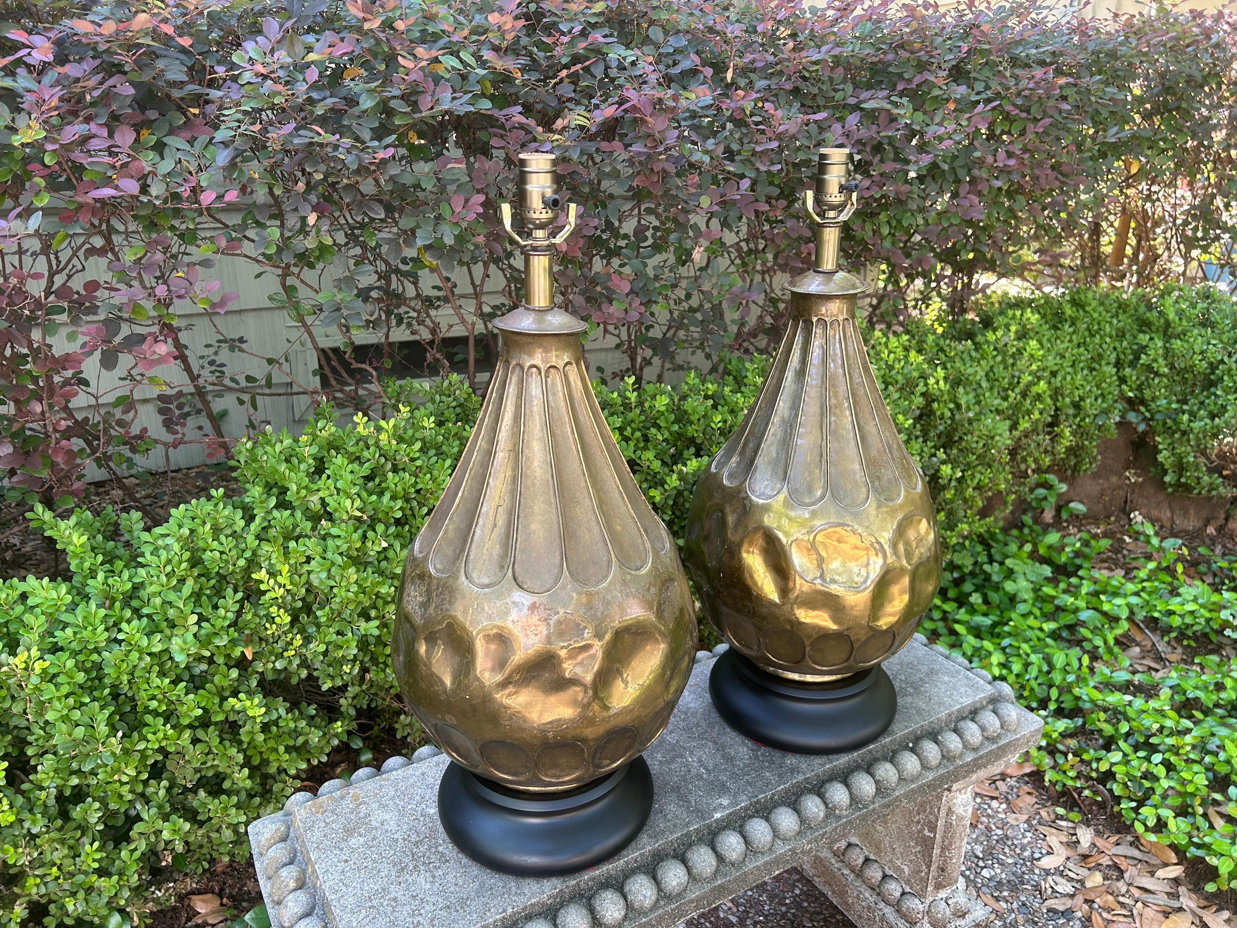 Paire de lampes italiennes modernistes en laiton Bon état - En vente à Houston, TX