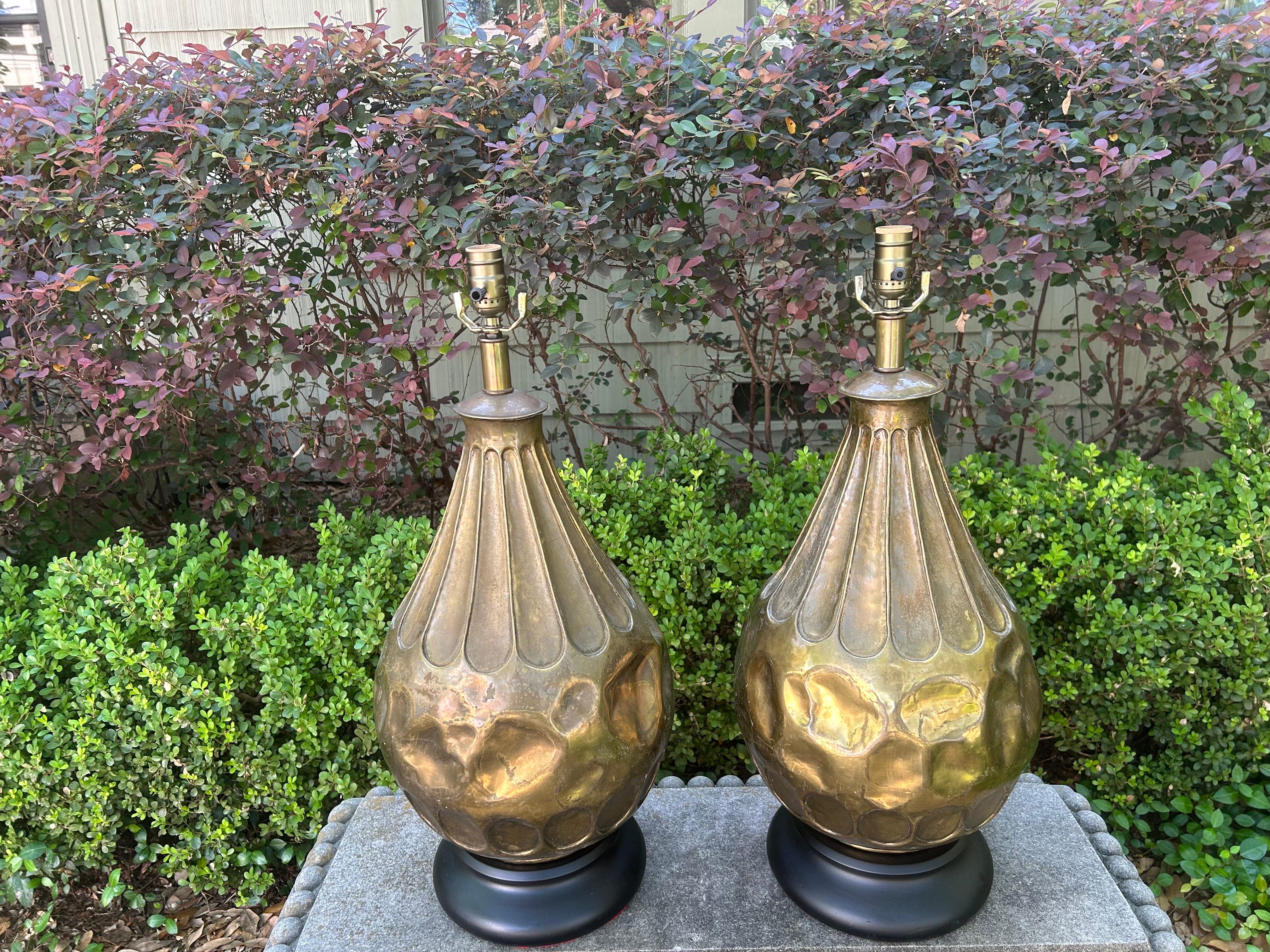 Milieu du XXe siècle Paire de lampes italiennes modernistes en laiton en vente