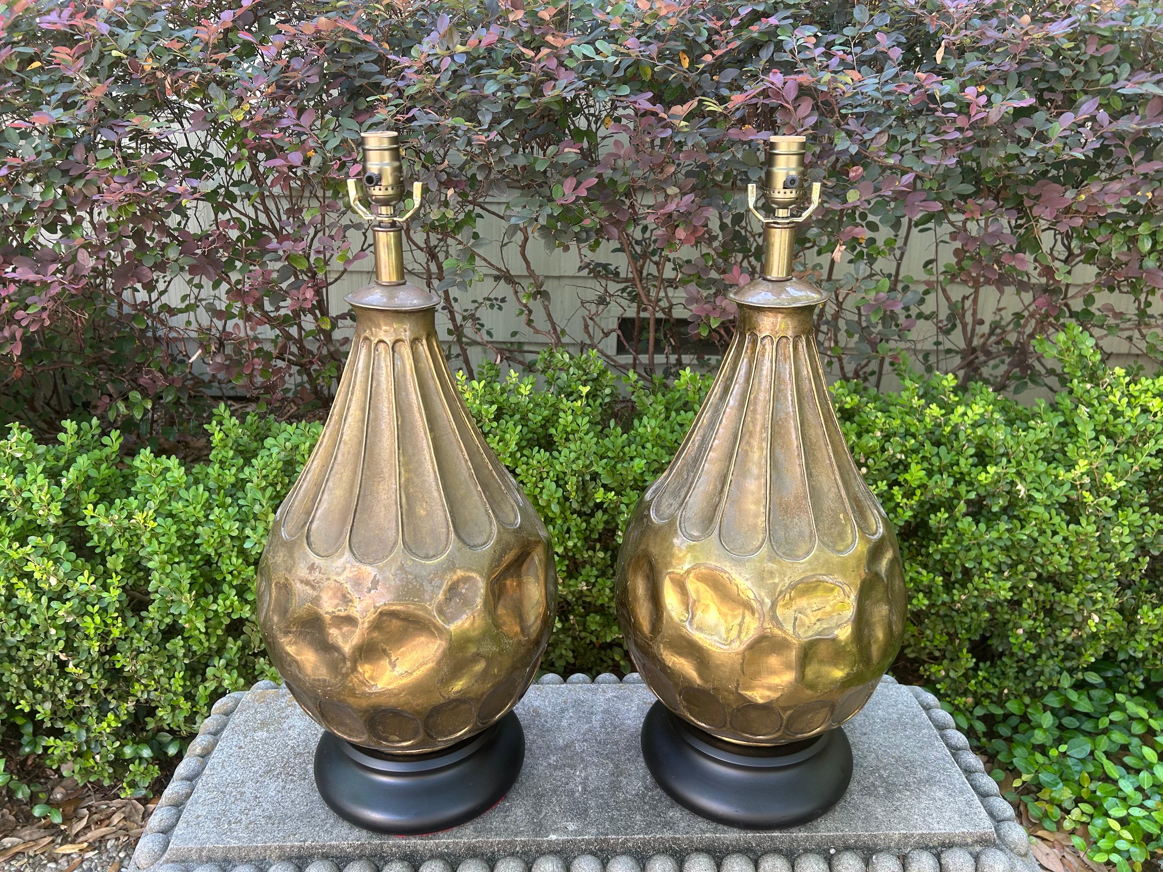 Laiton Paire de lampes italiennes modernistes en laiton en vente