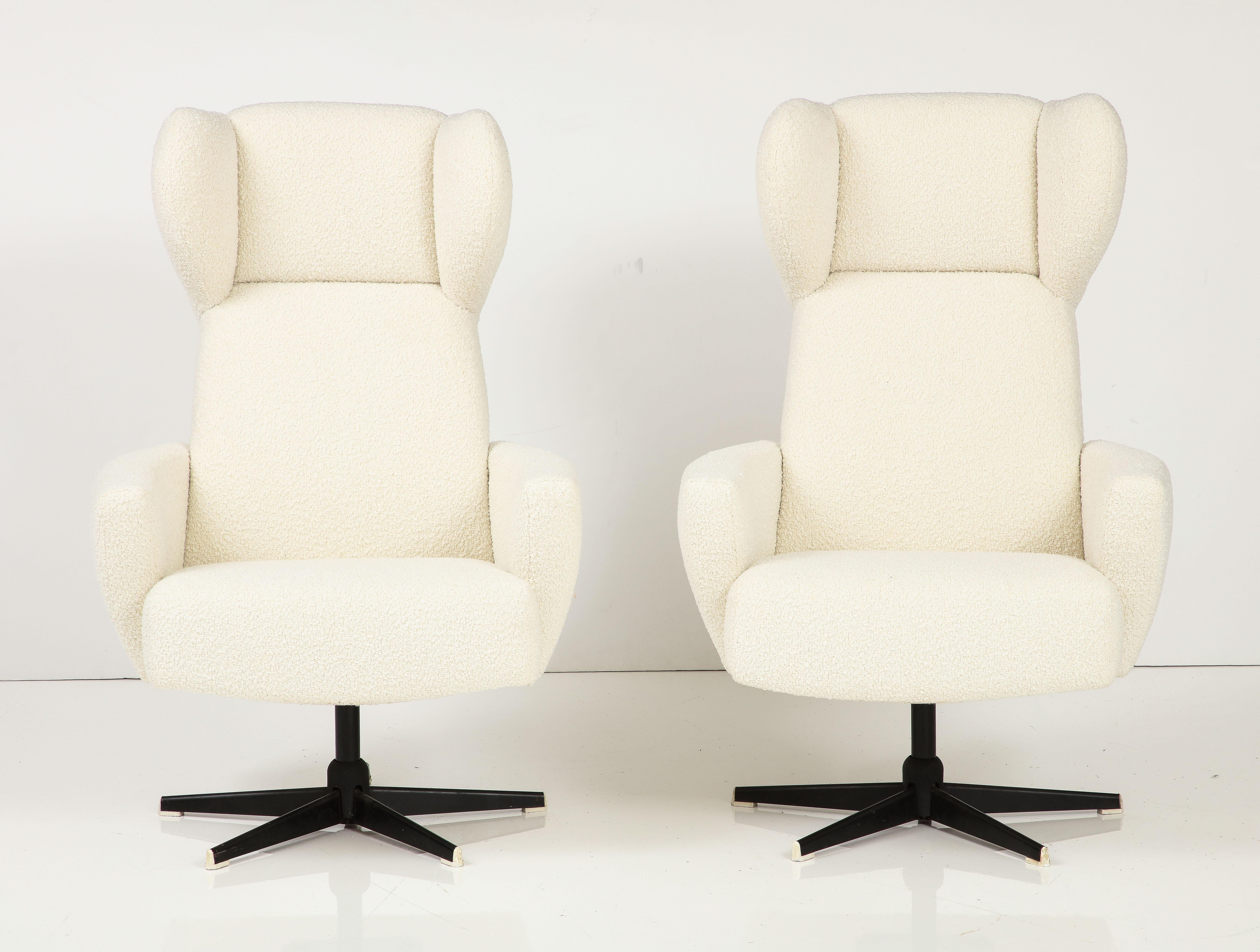 Mid-Century Modern Paire de chaises pivotantes à haut dossier de style moderniste italien, Italie, vers 1960  en vente