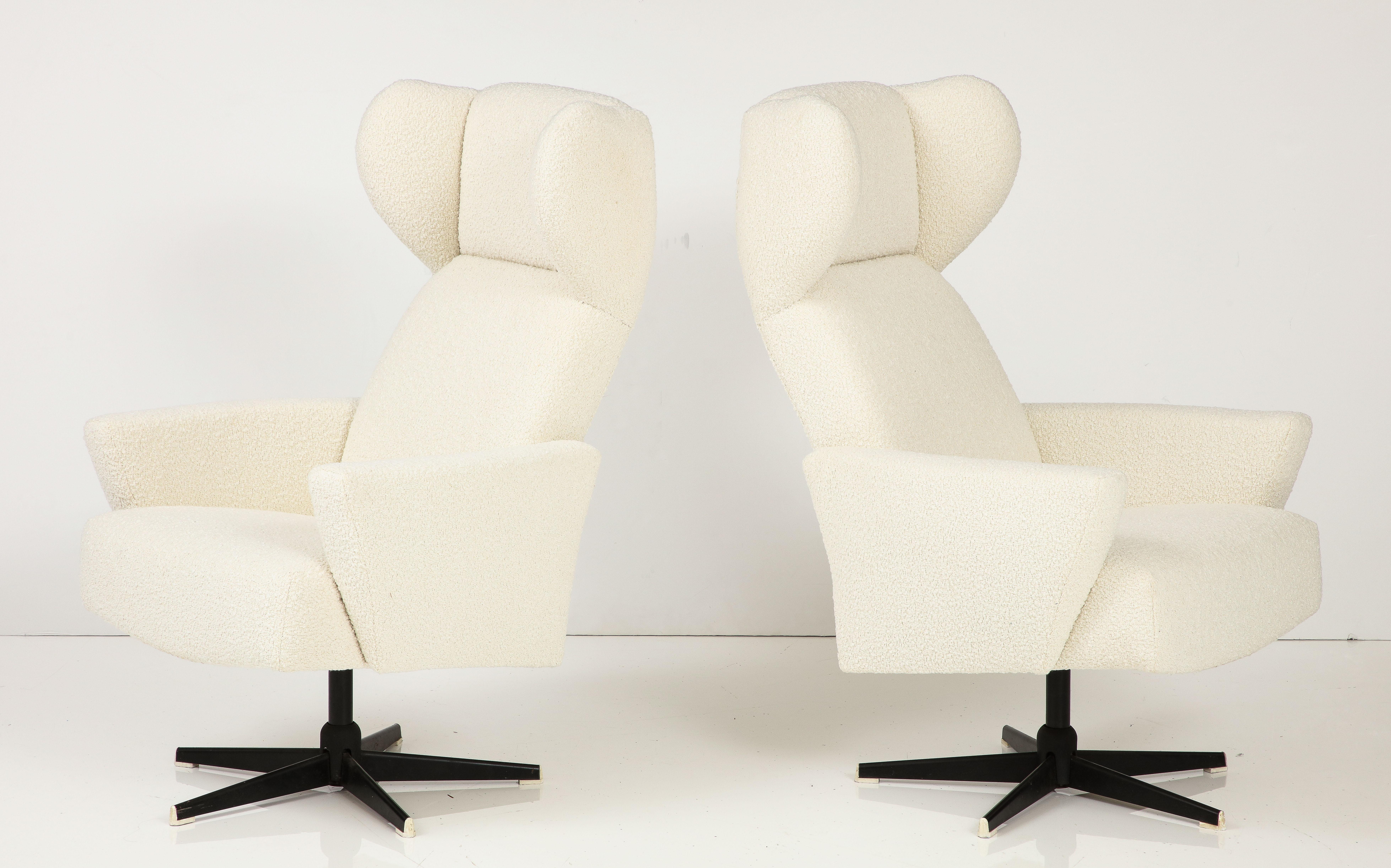 Milieu du XXe siècle Paire de chaises pivotantes à haut dossier de style moderniste italien, Italie, vers 1960  en vente