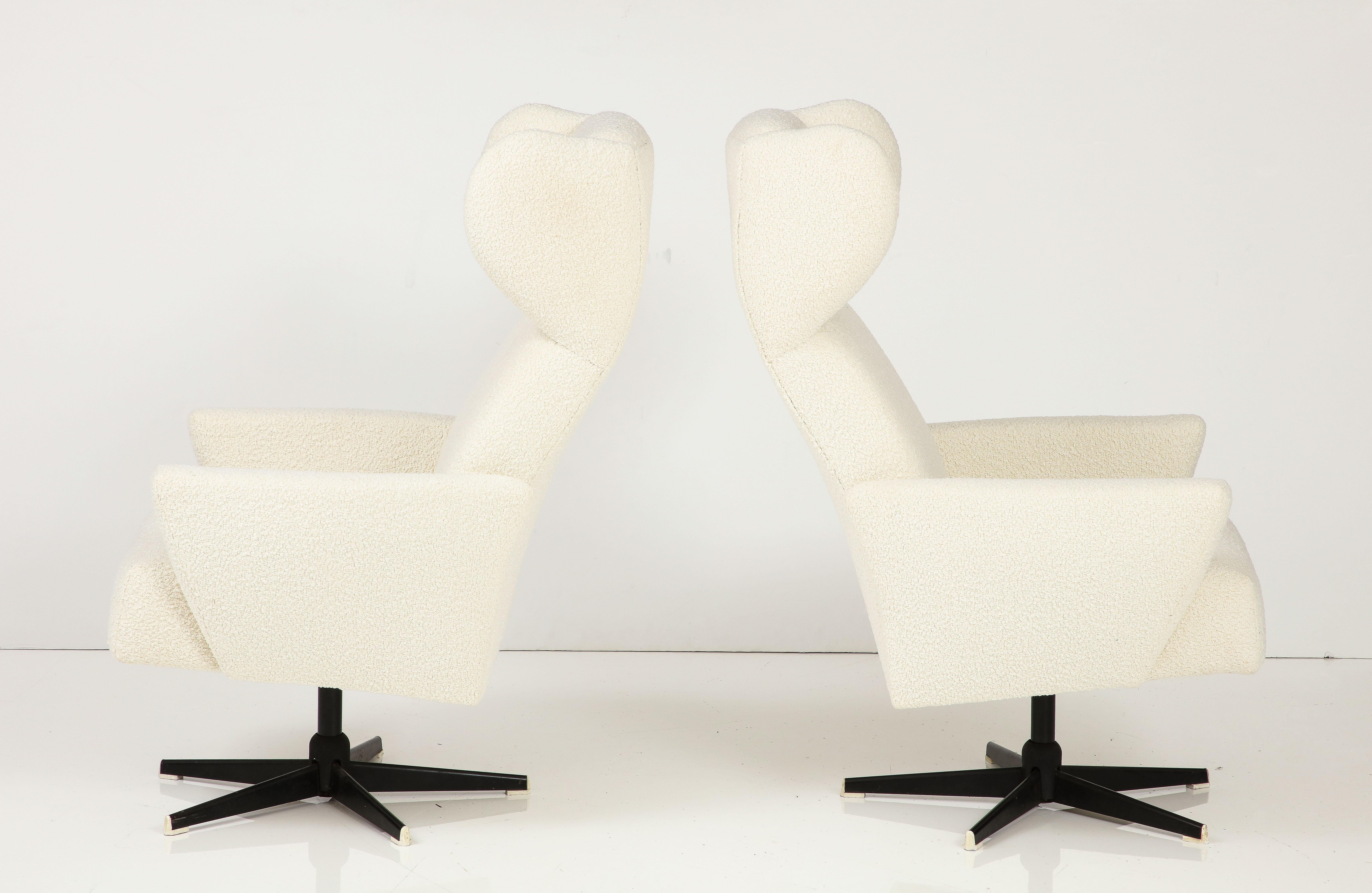 Métal Paire de chaises pivotantes à haut dossier de style moderniste italien, Italie, vers 1960  en vente