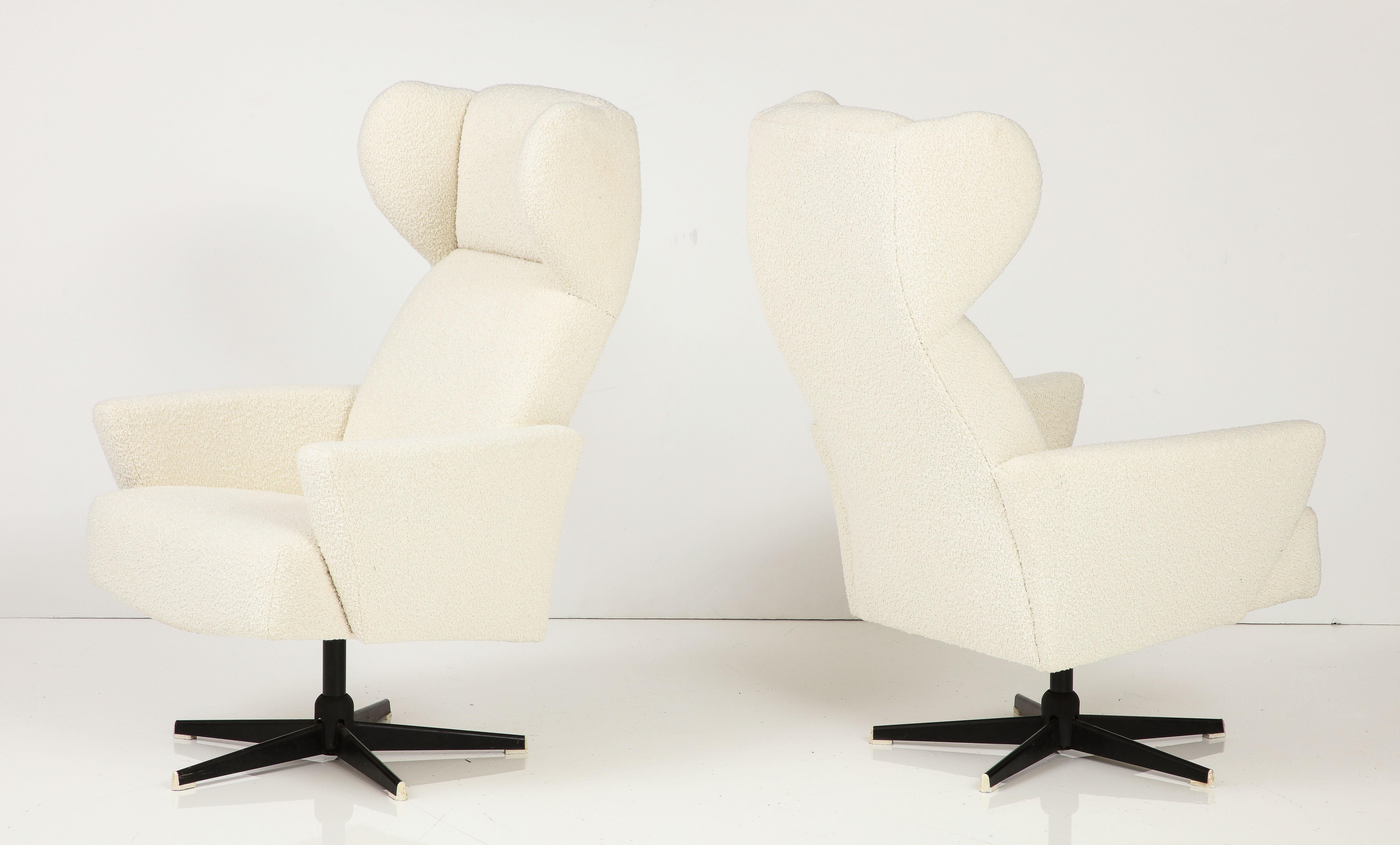 Paire de chaises pivotantes à haut dossier de style moderniste italien, Italie, vers 1960  en vente 1