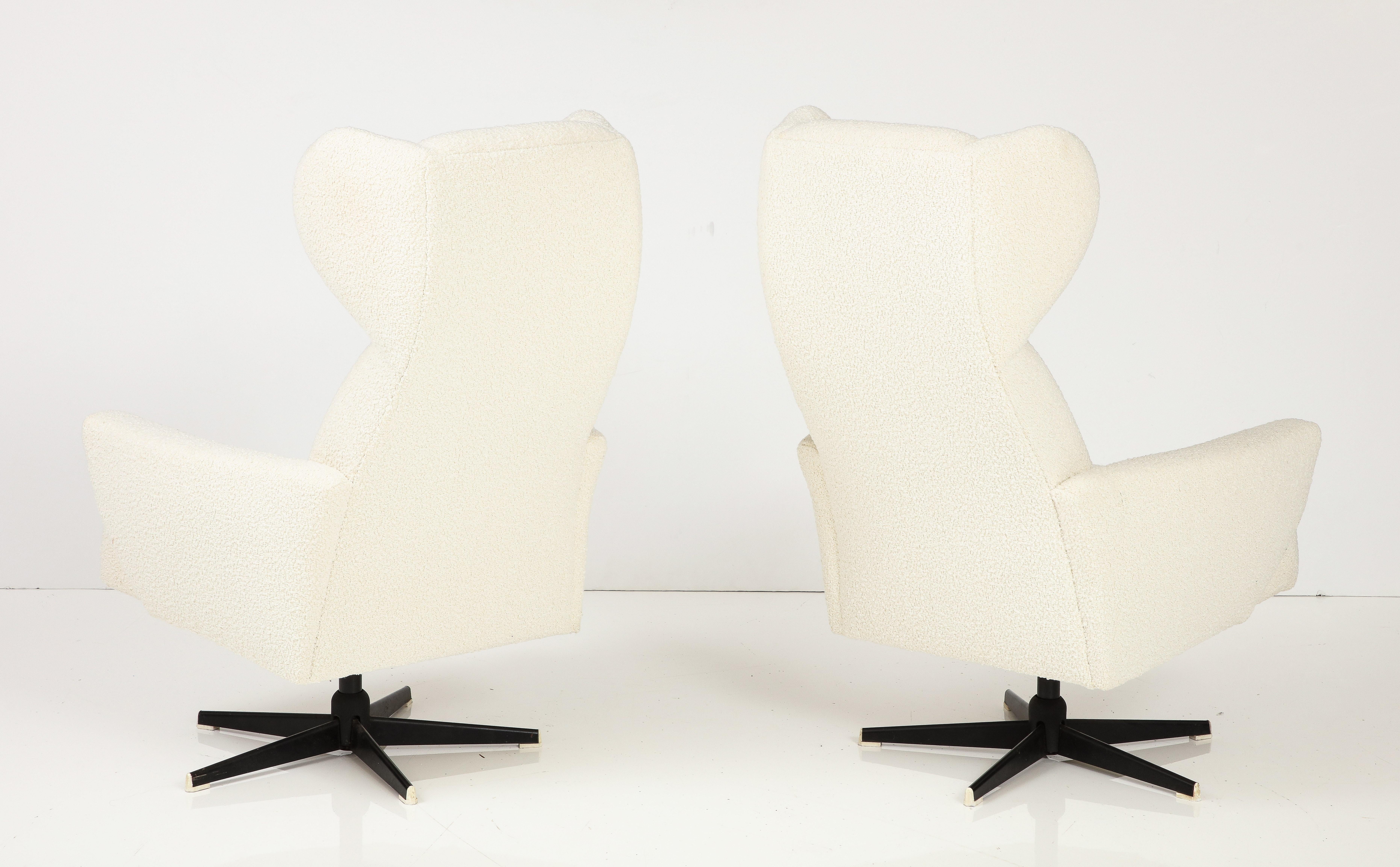 Paire de chaises pivotantes à haut dossier de style moderniste italien, Italie, vers 1960  en vente 2